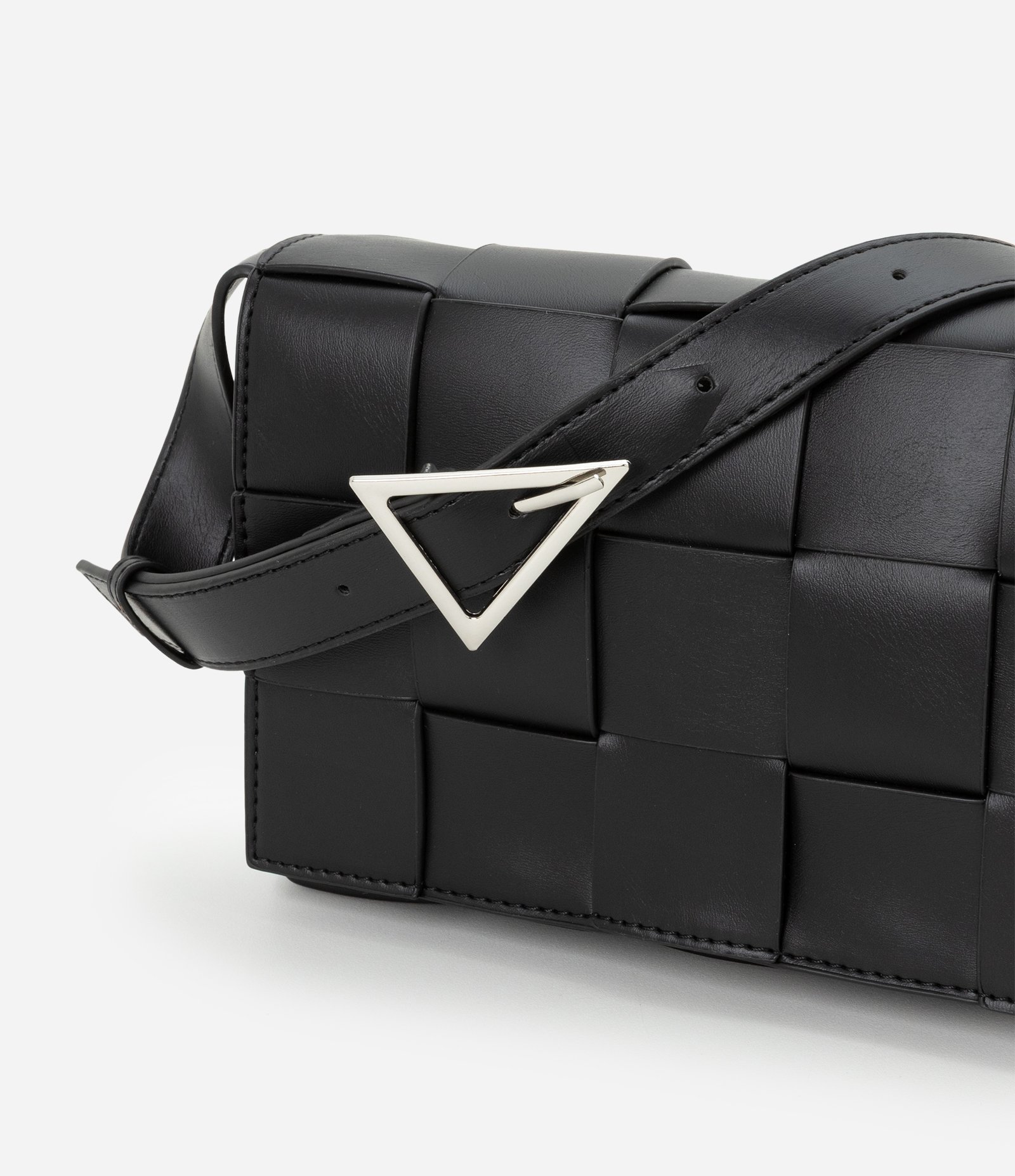 Bolsa Shoulder Bag Transversal em PU com Textura Tressê Preto 8