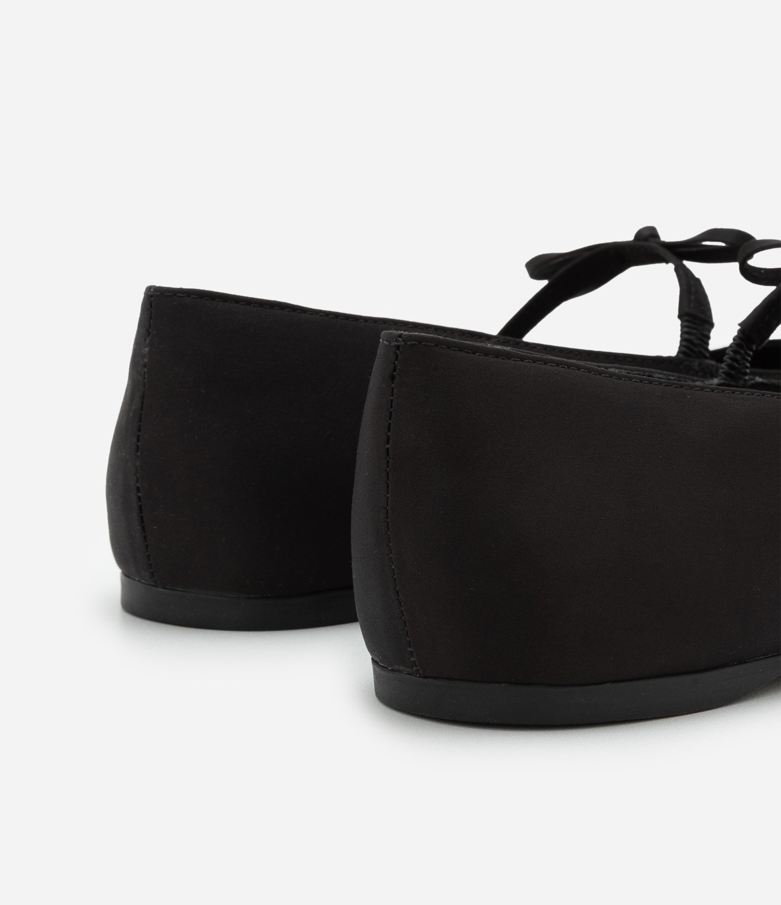 Sapatilha com Lacinho com Efeito Acetinado Preto 4