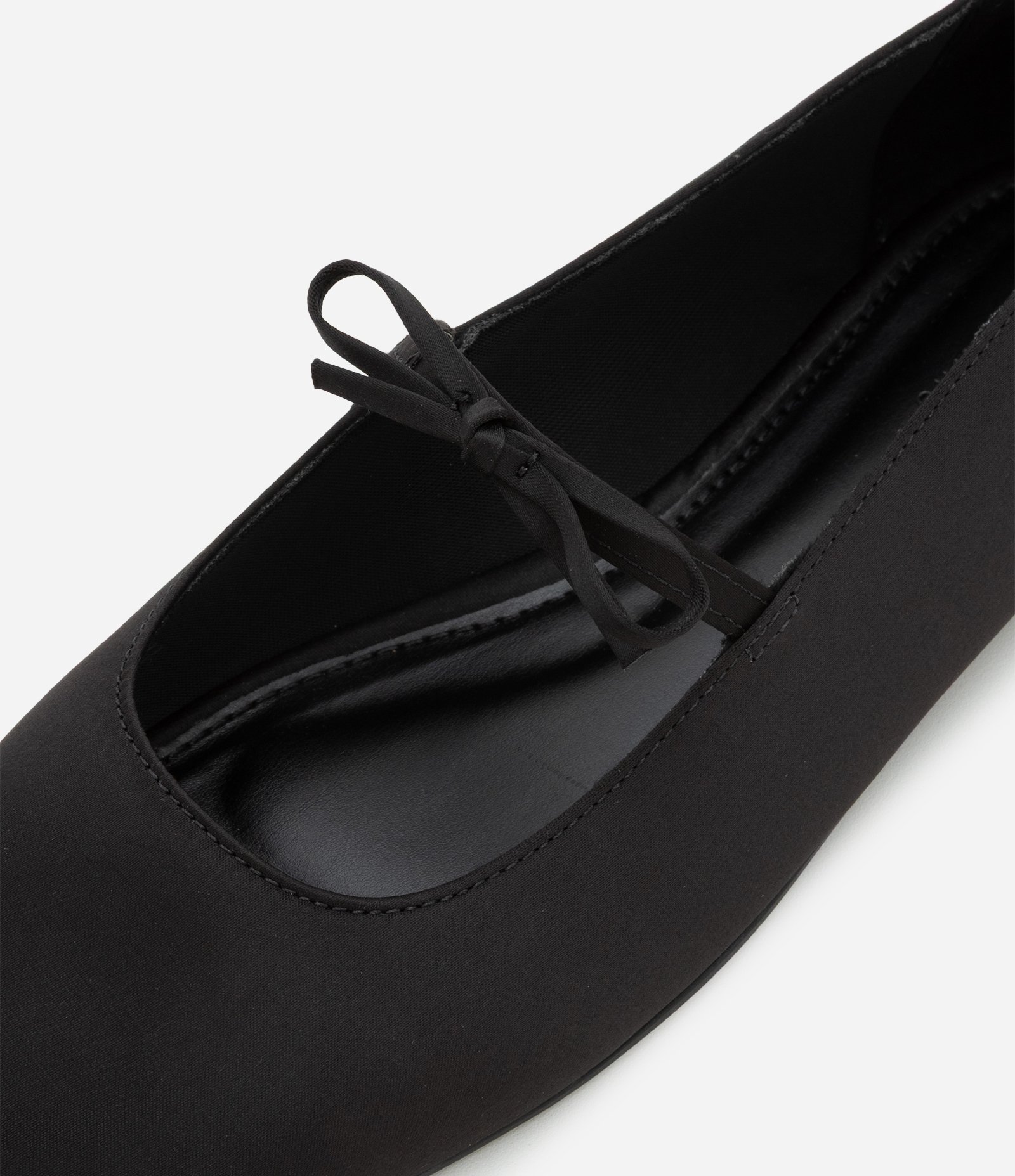 Sapatilha com Lacinho com Efeito Acetinado Preto 5