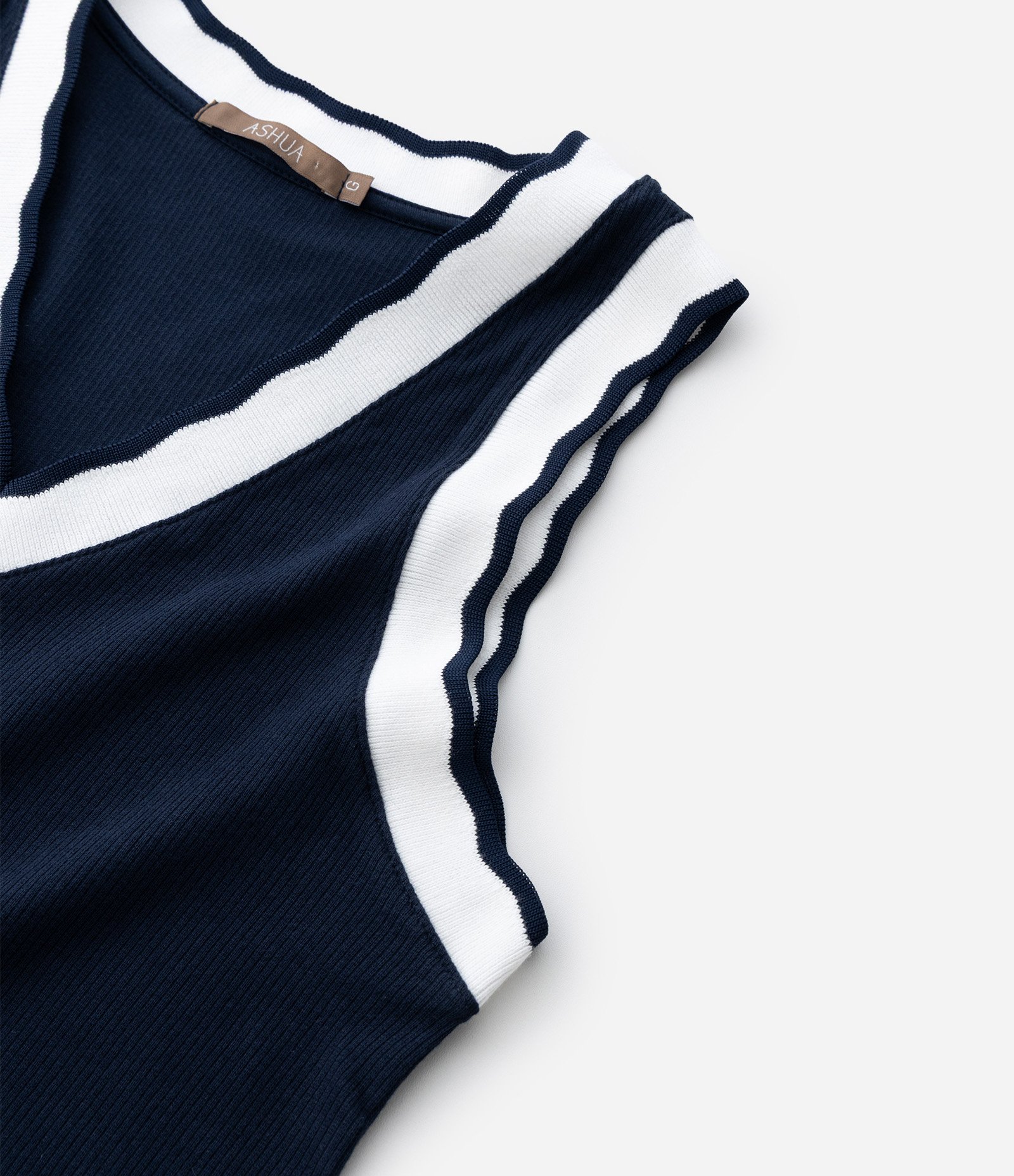 Blusa Regata em Ribana com Gola V em Retilínea Curve & Plus Size Azul 8