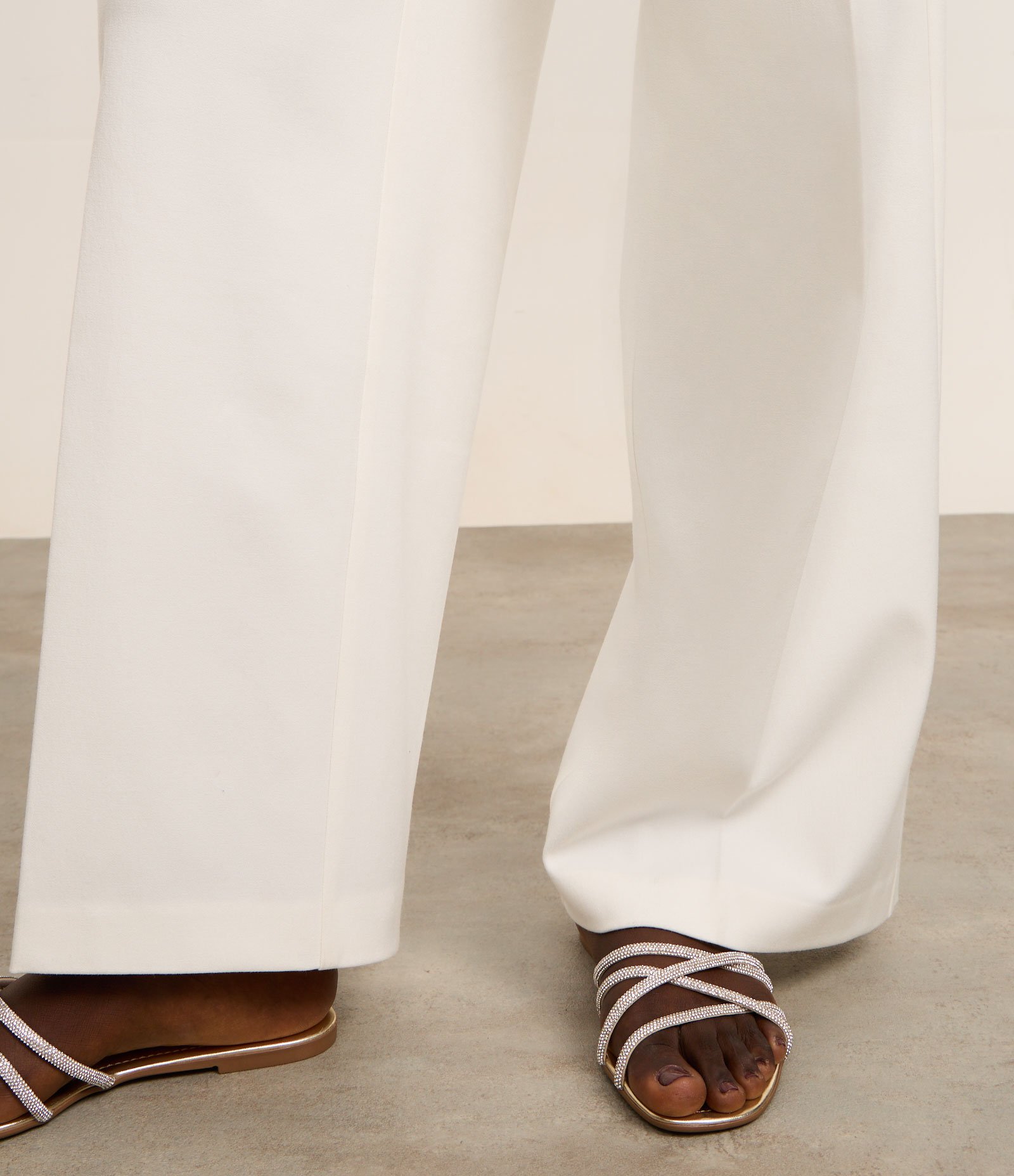 Sandália Rasteira com Tiras Brilhosas Dourado 5