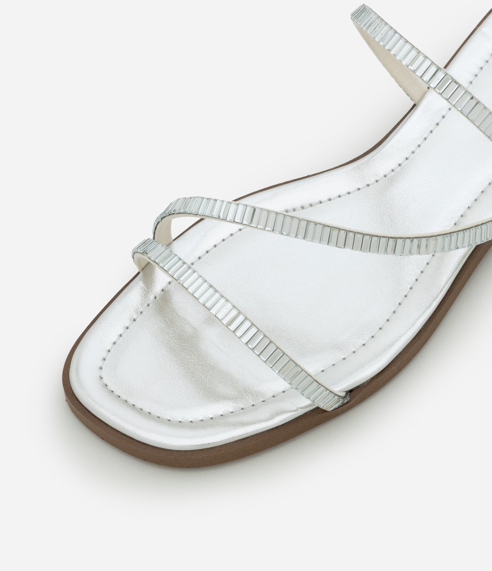 Sandália Rasteira com Tiras Finas e Espelinhos Prata 3