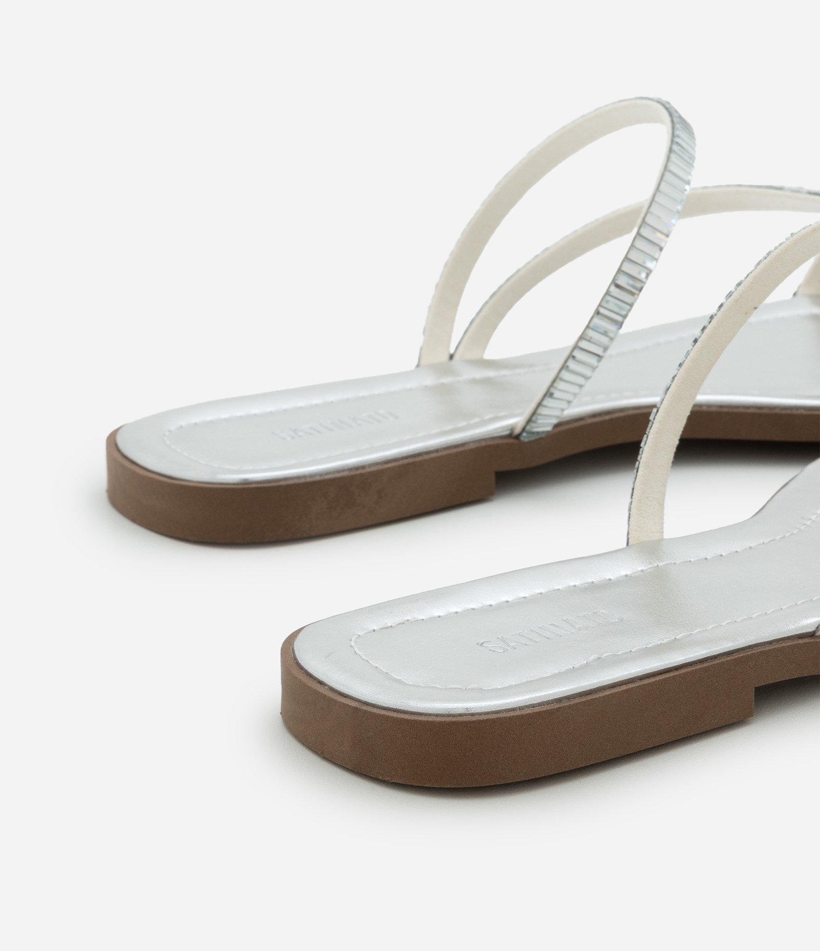 Sandália Rasteira com Tiras Finas e Espelinhos Prata 4