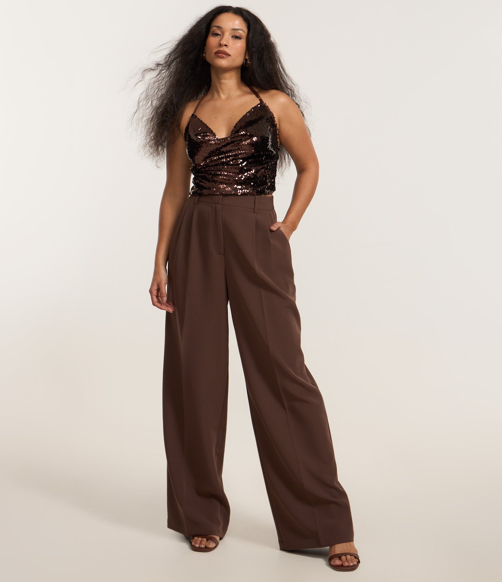 Blusa Frente Única em Paetê com Detalhe De Alças nas Costas Marrom 3