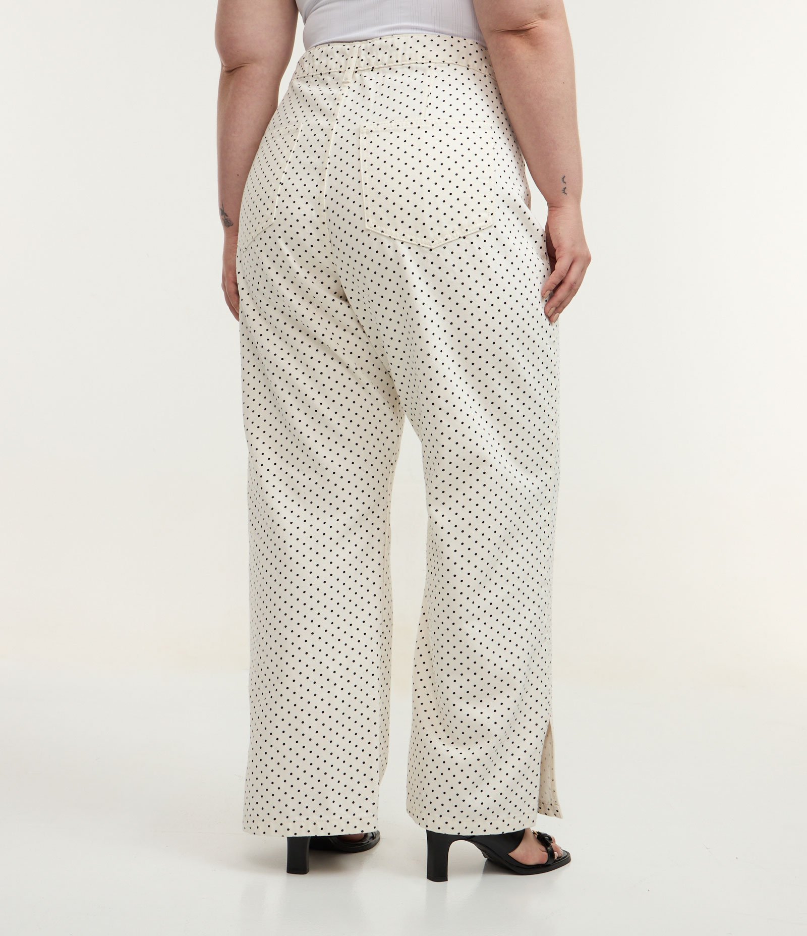 Calça Reta em Sarja Poá com Fenda na Barra Curve & Plus Size Branco 5