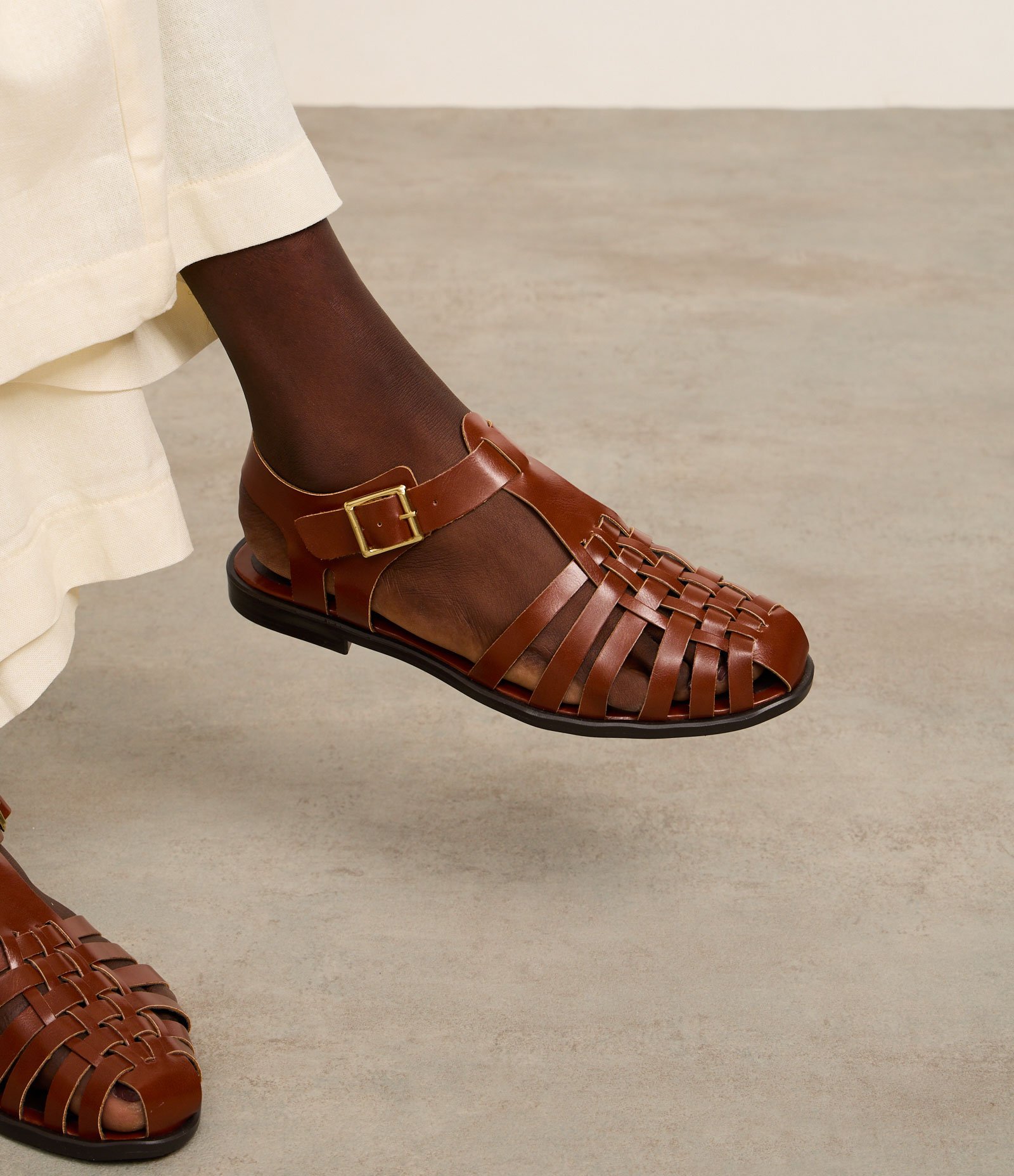 Sandália Rasteira Fisherman com Tiras Trançadas Marrom 7