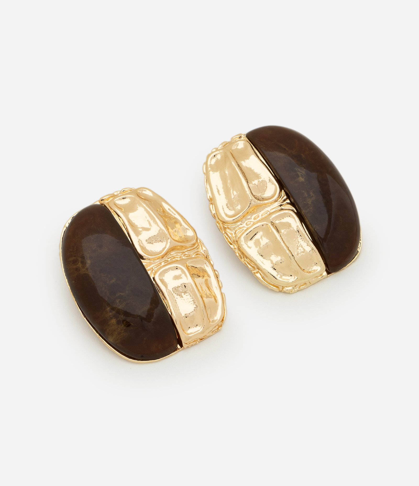 Brinco Botão em Resina e Metal Martelado Dourado 1