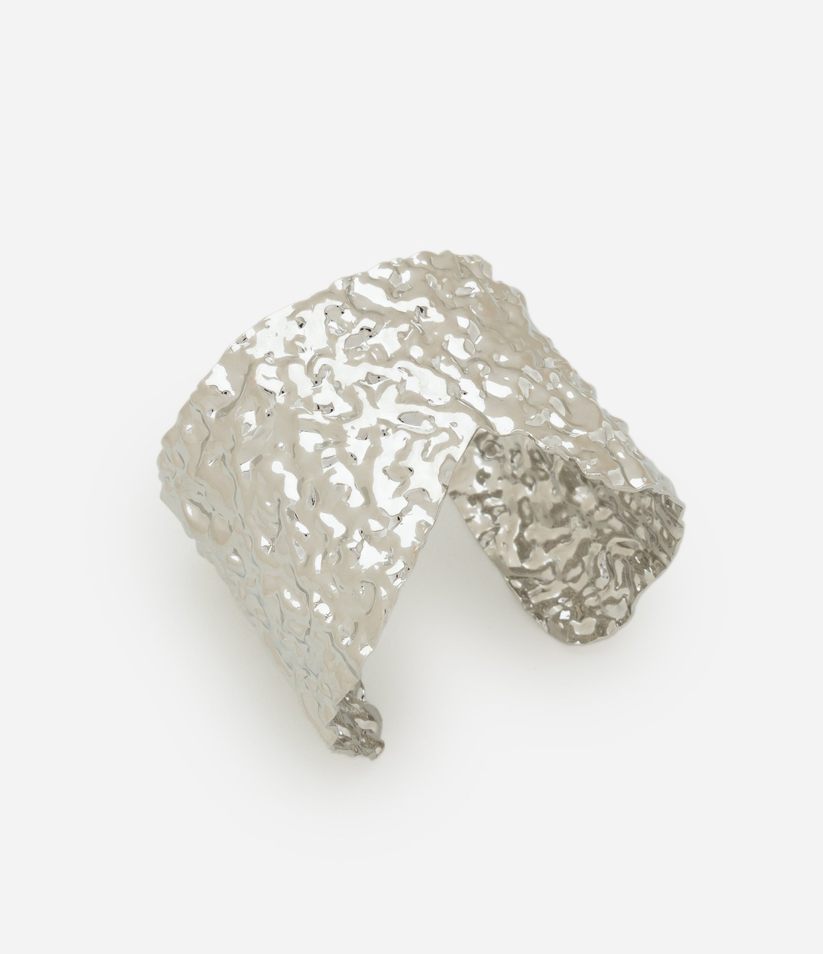 Bracelete Assimétrico em Metal com Acabamento Martelado Prata 1