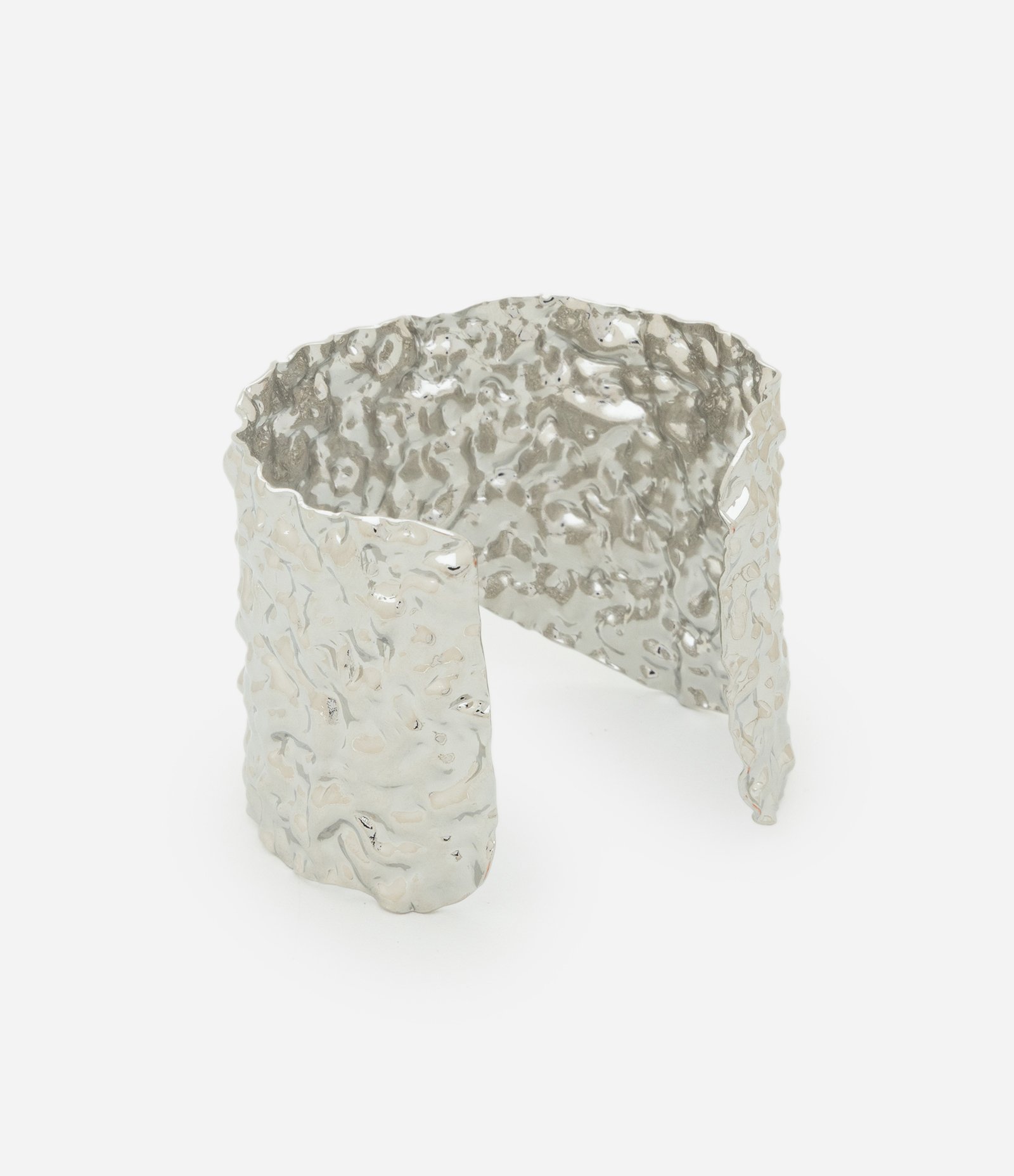 Bracelete Assimétrico em Metal com Acabamento Martelado Prata 2