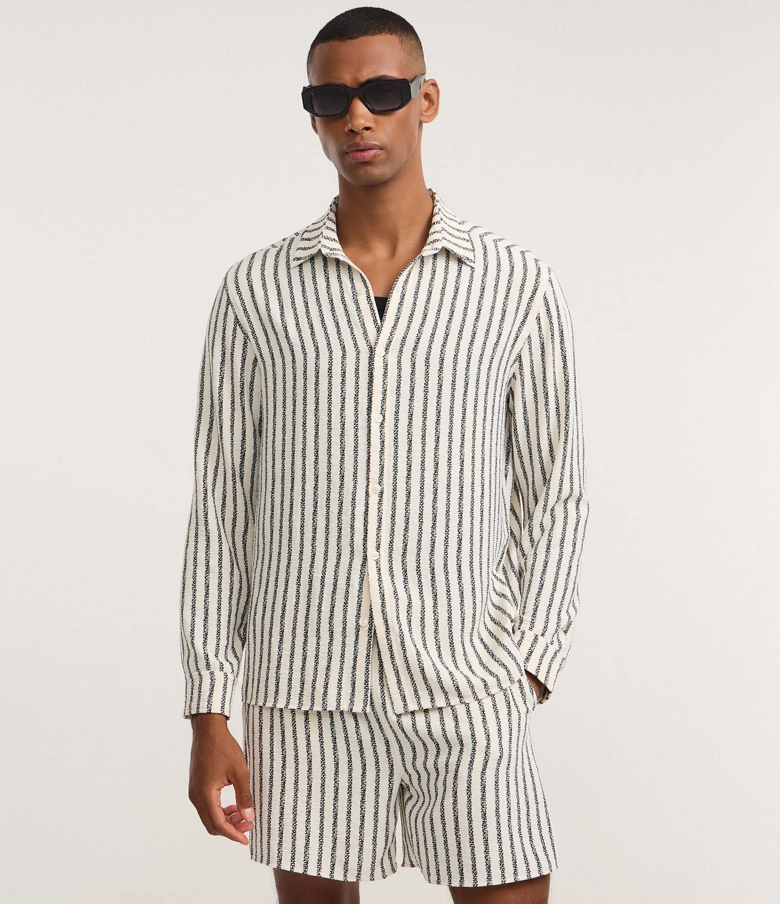 Camisa Comfort em Alfaiataria com Listras Verticais Branco 1