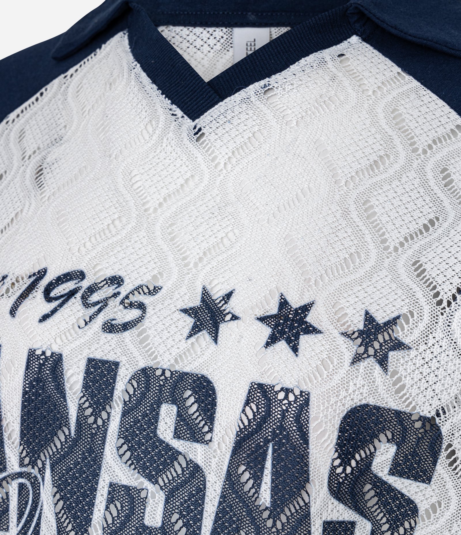 Camiseta College em Renda com Cava Rraglan e Estampa Kansas Branco 7