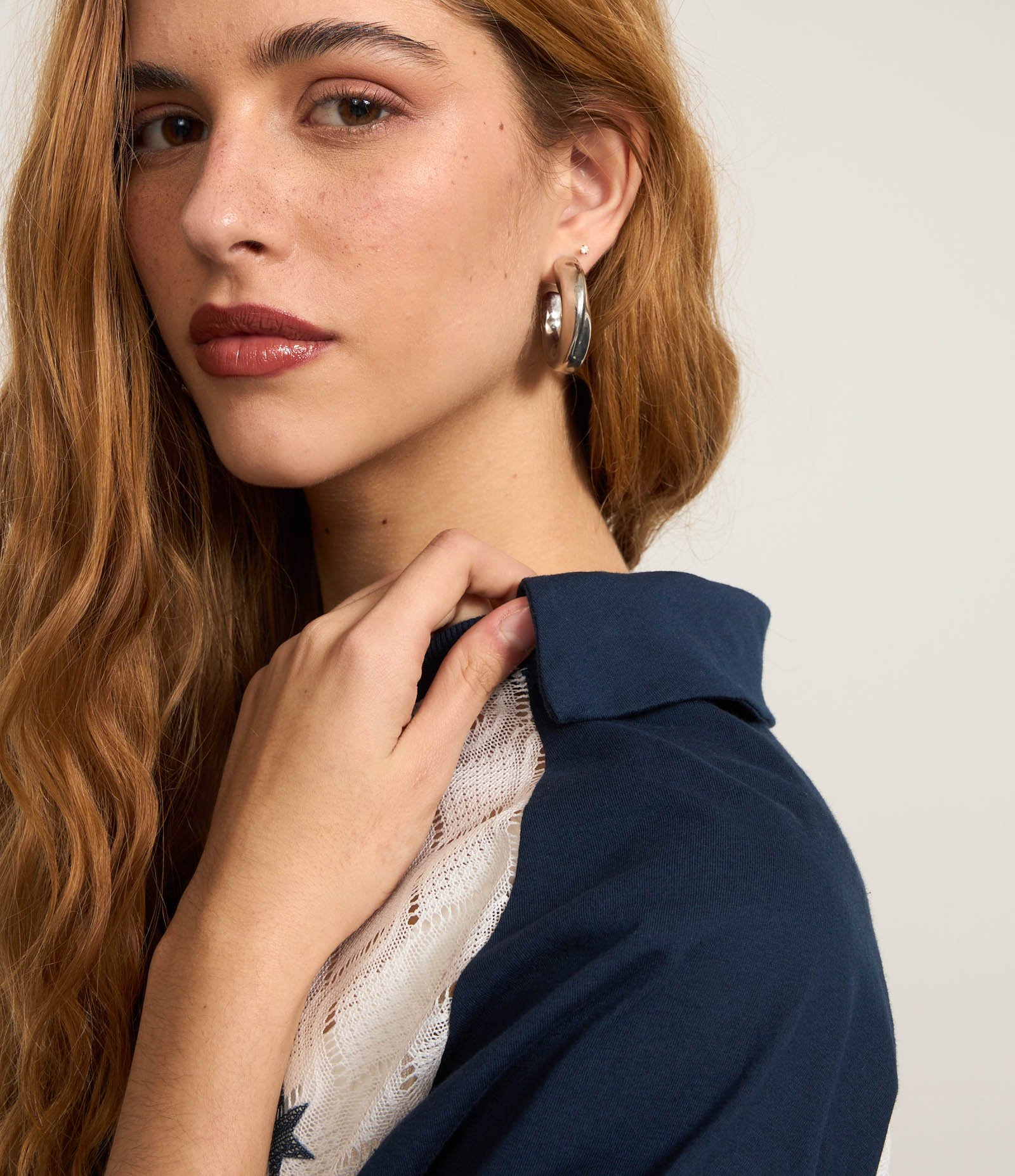 Camiseta College em Renda com Cava Rraglan e Estampa Kansas Branco 3