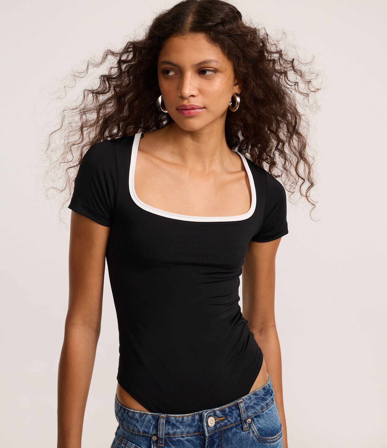 Body em Microfibra com Viés Contrastante no Decote Preto 3