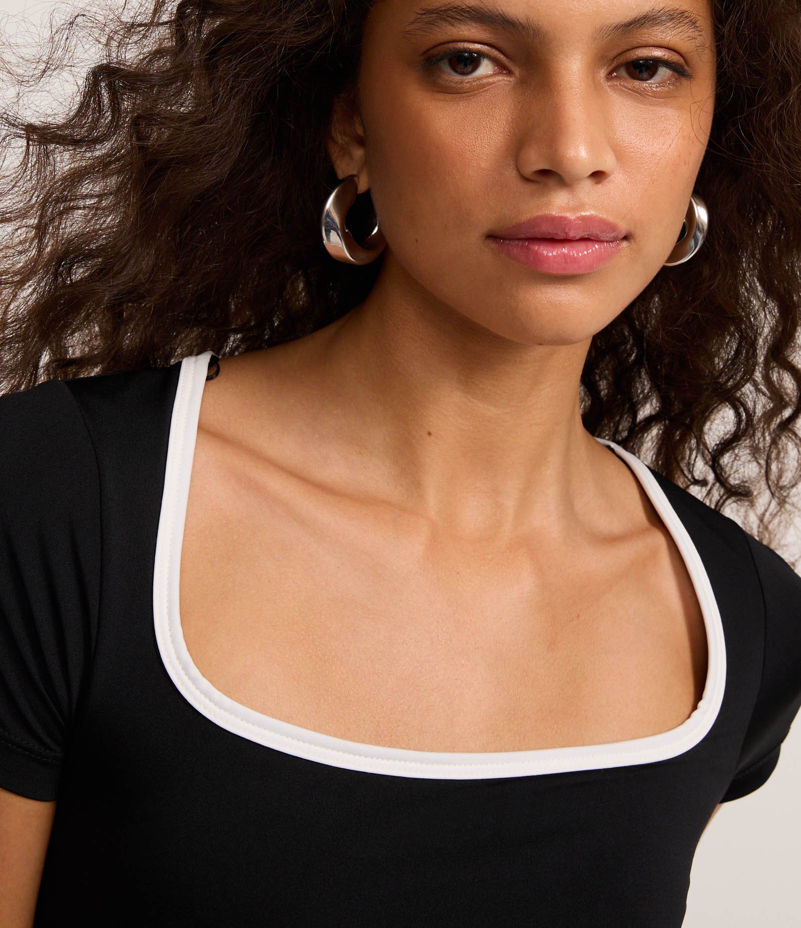 Body em Microfibra com Viés Contrastante no Decote Preto 4