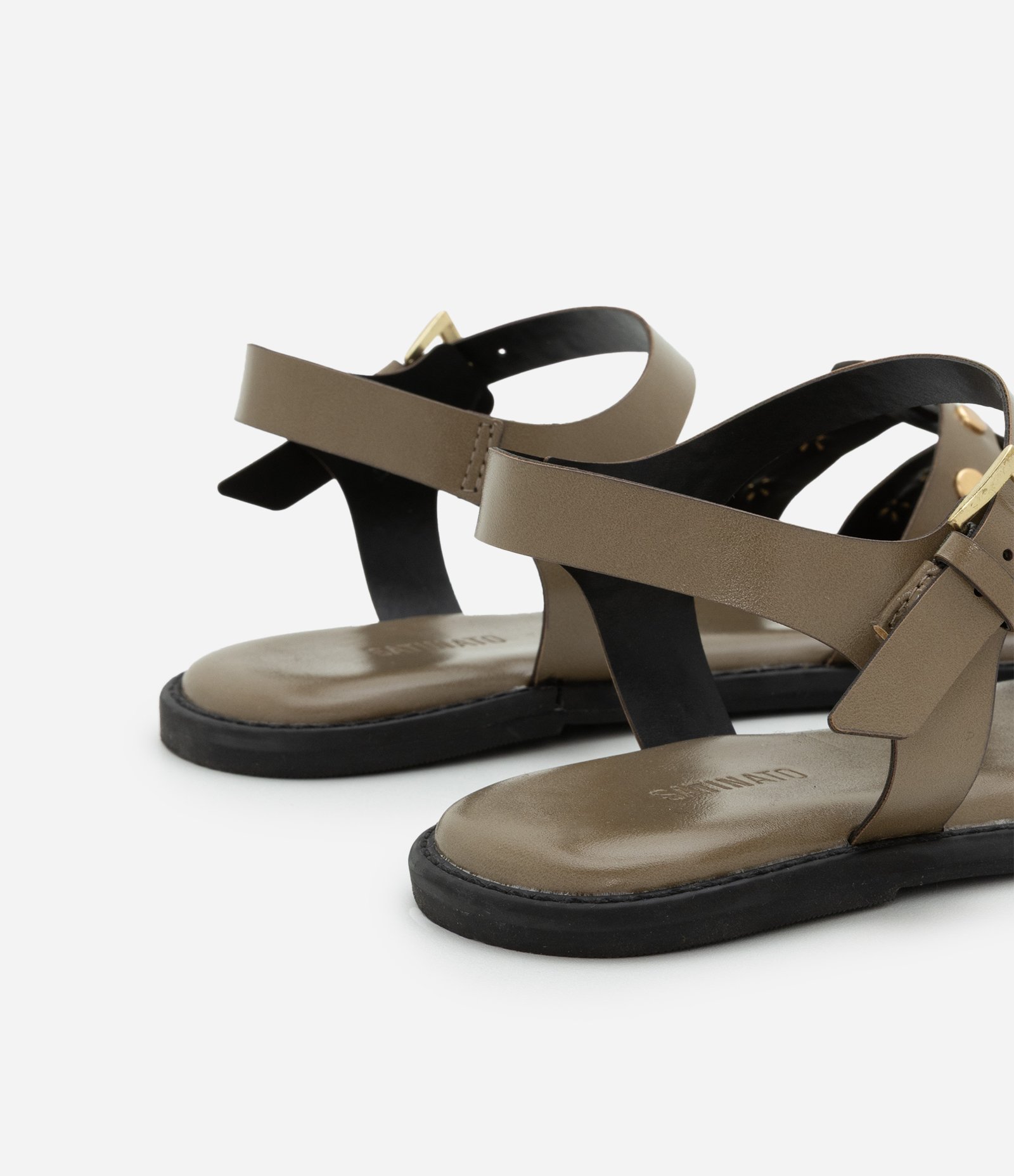 Sandália Rasteira Fisherman em PU com Tachas de Metal Verde 3