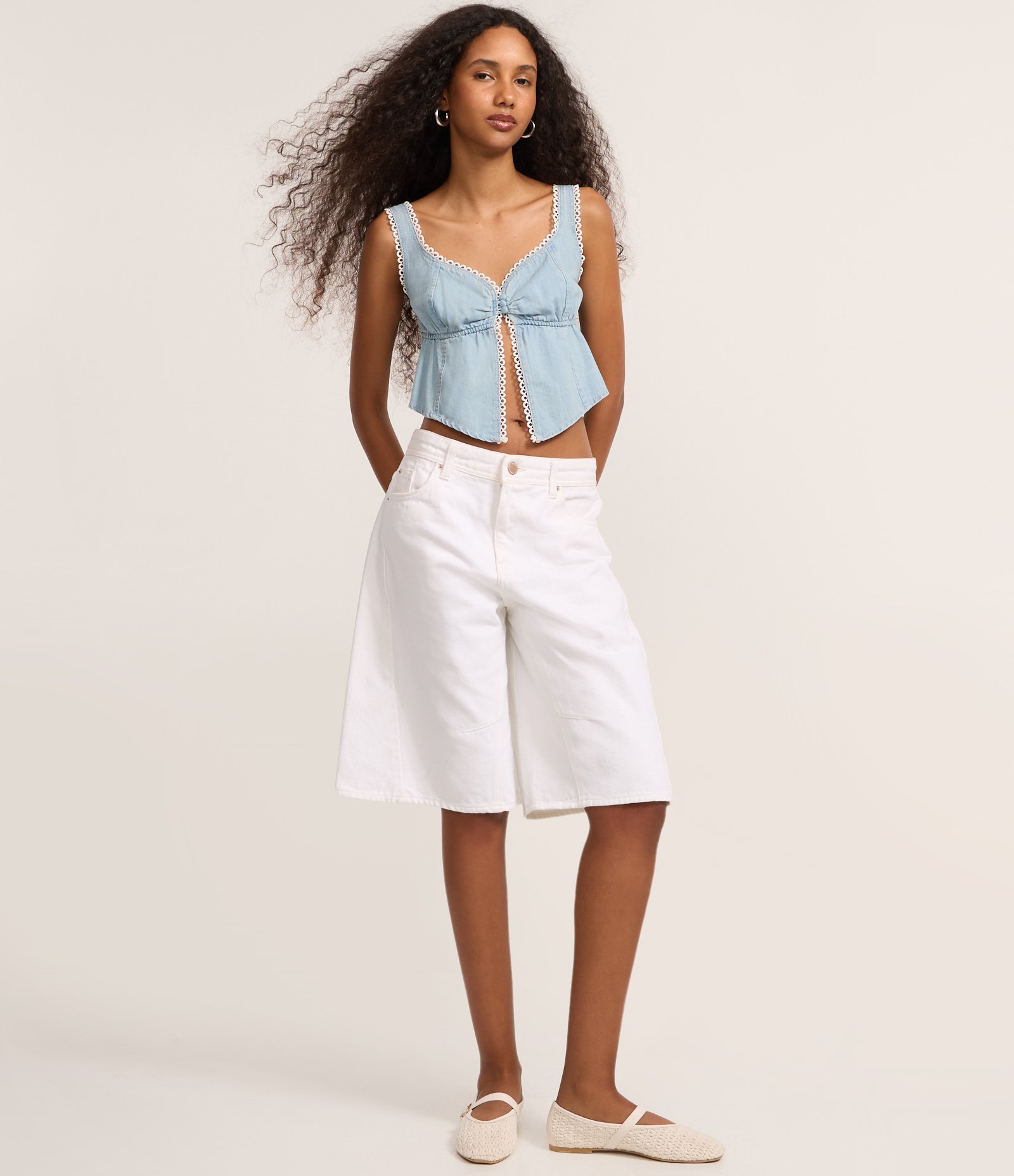 Blusa Cropped em Jeans com Botões Forrados no Busto Claro 2