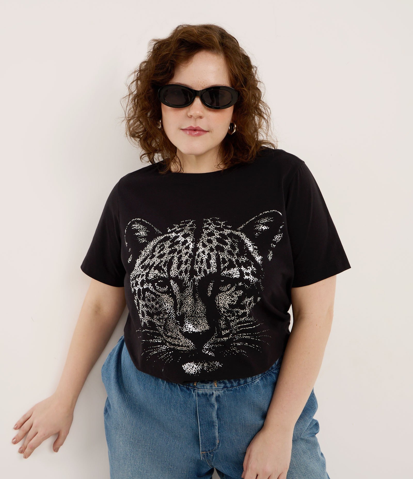 Camiseta Alongada em Algodão com Onça em Foil Curve & Plus Size Preto 1