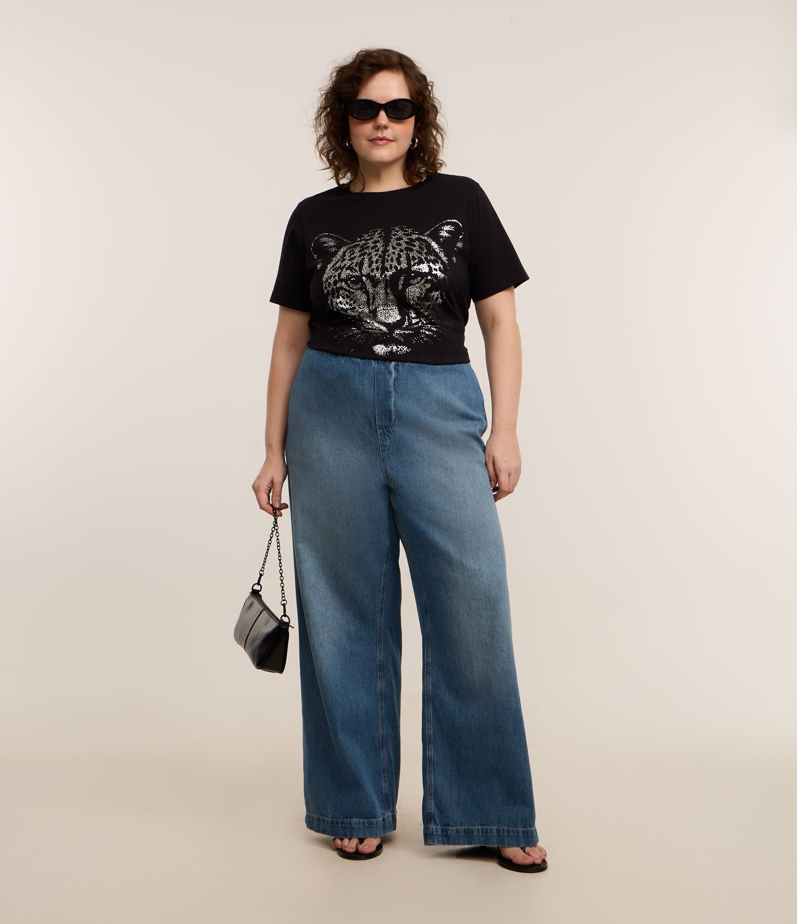 Camiseta Alongada em Algodão com Onça em Foil Curve & Plus Size Preto 2