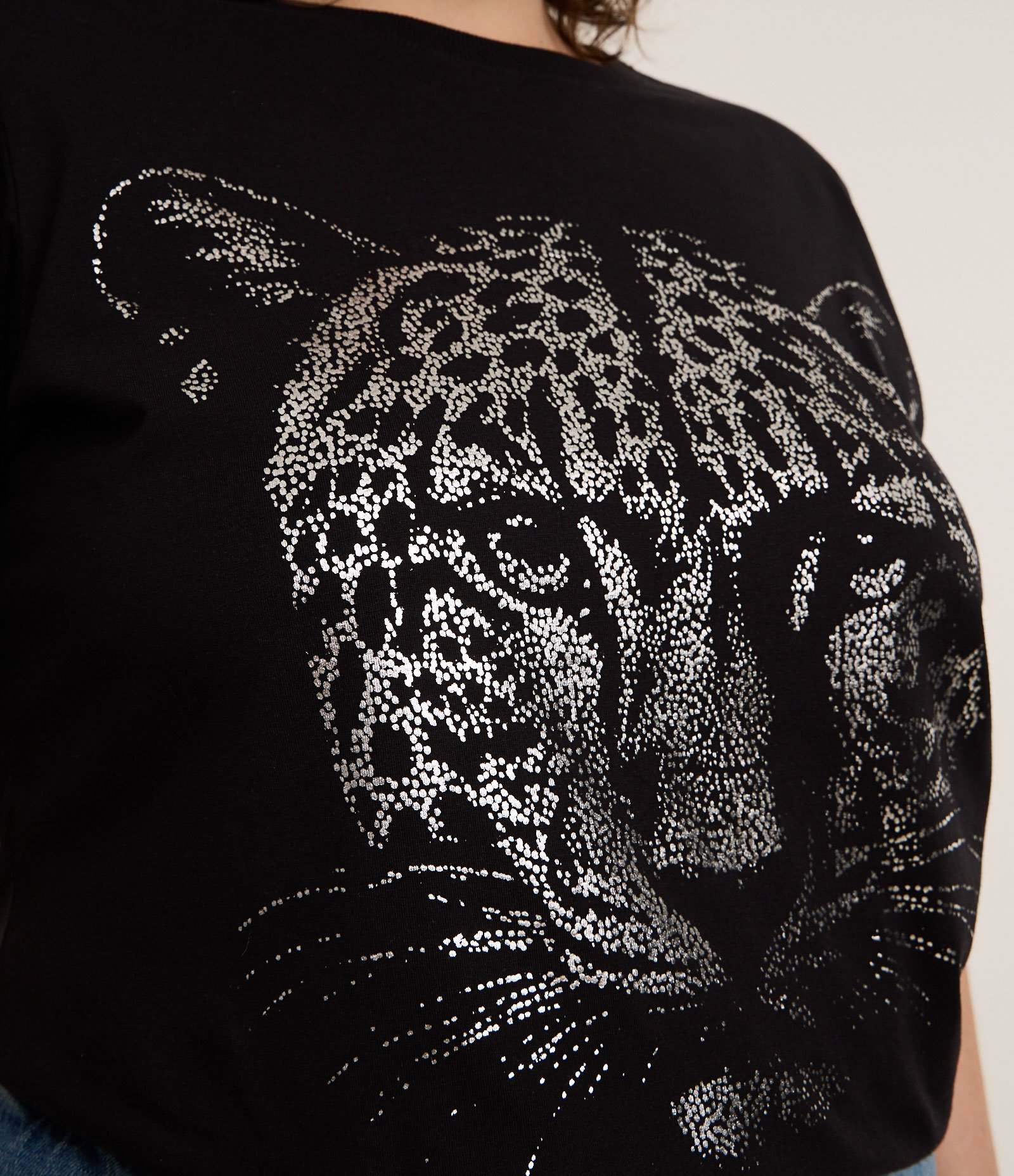 Camiseta Alongada em Algodão com Onça em Foil Curve & Plus Size Preto 3
