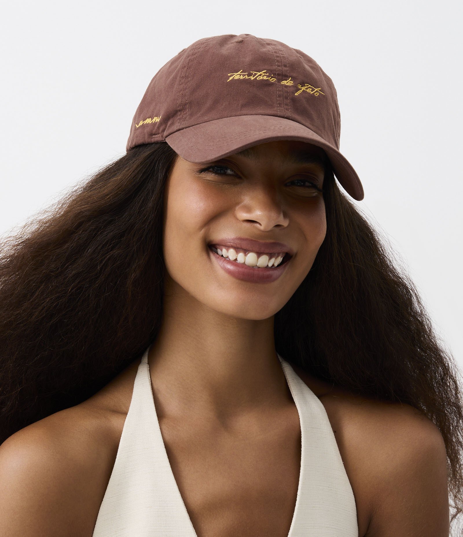 Boné Aba Curva em Sarja com Bordado Território de Afeto Marrom 2