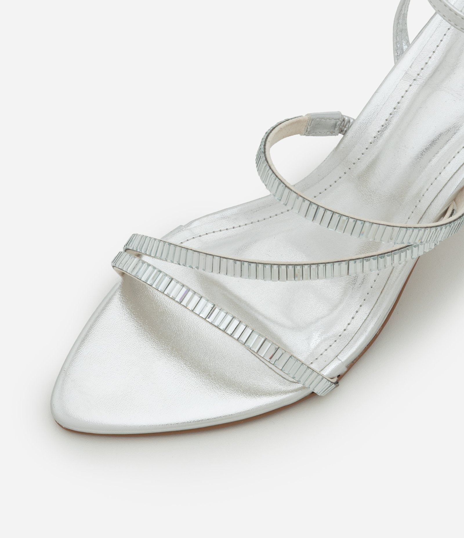 Sandália com Bico Fino e Tiras com Plaquinhas Espelhadas Prata 5