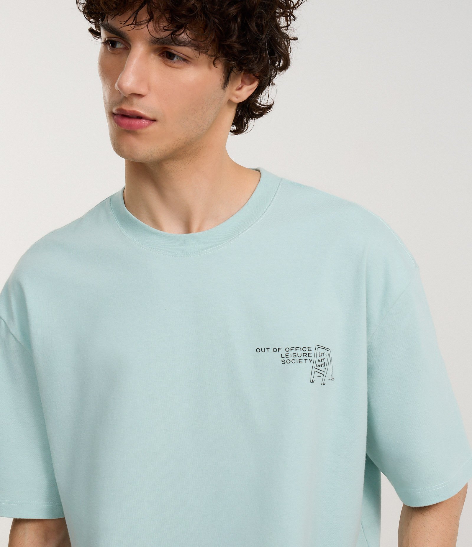 Camiseta Relaxed em Algodão com Estampa de Praia e Lettering Out Od Office Verde 4