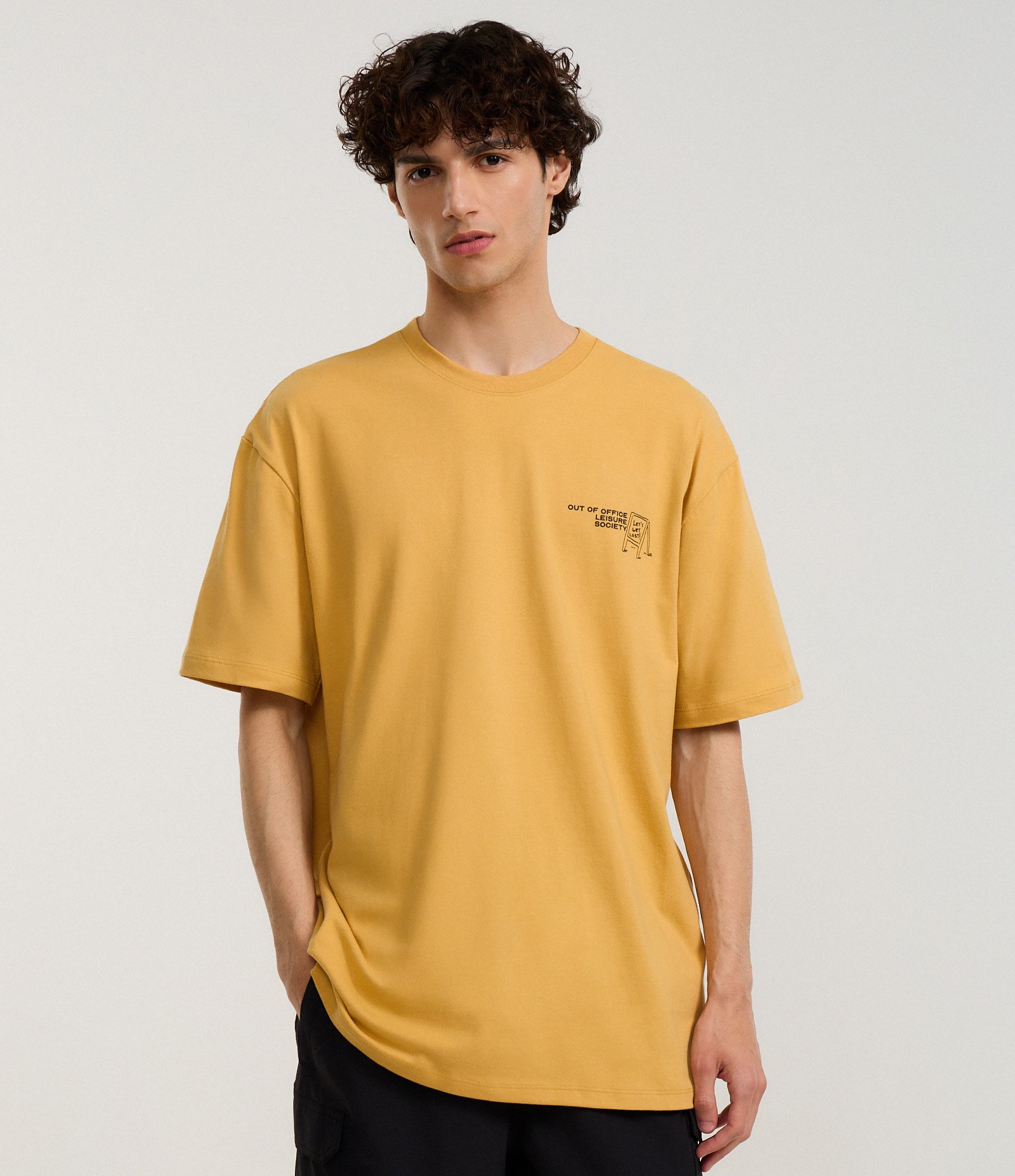 Camiseta Relaxed em Algodão com Estampa de Praia e Lettering Out Od Office Marrom 1