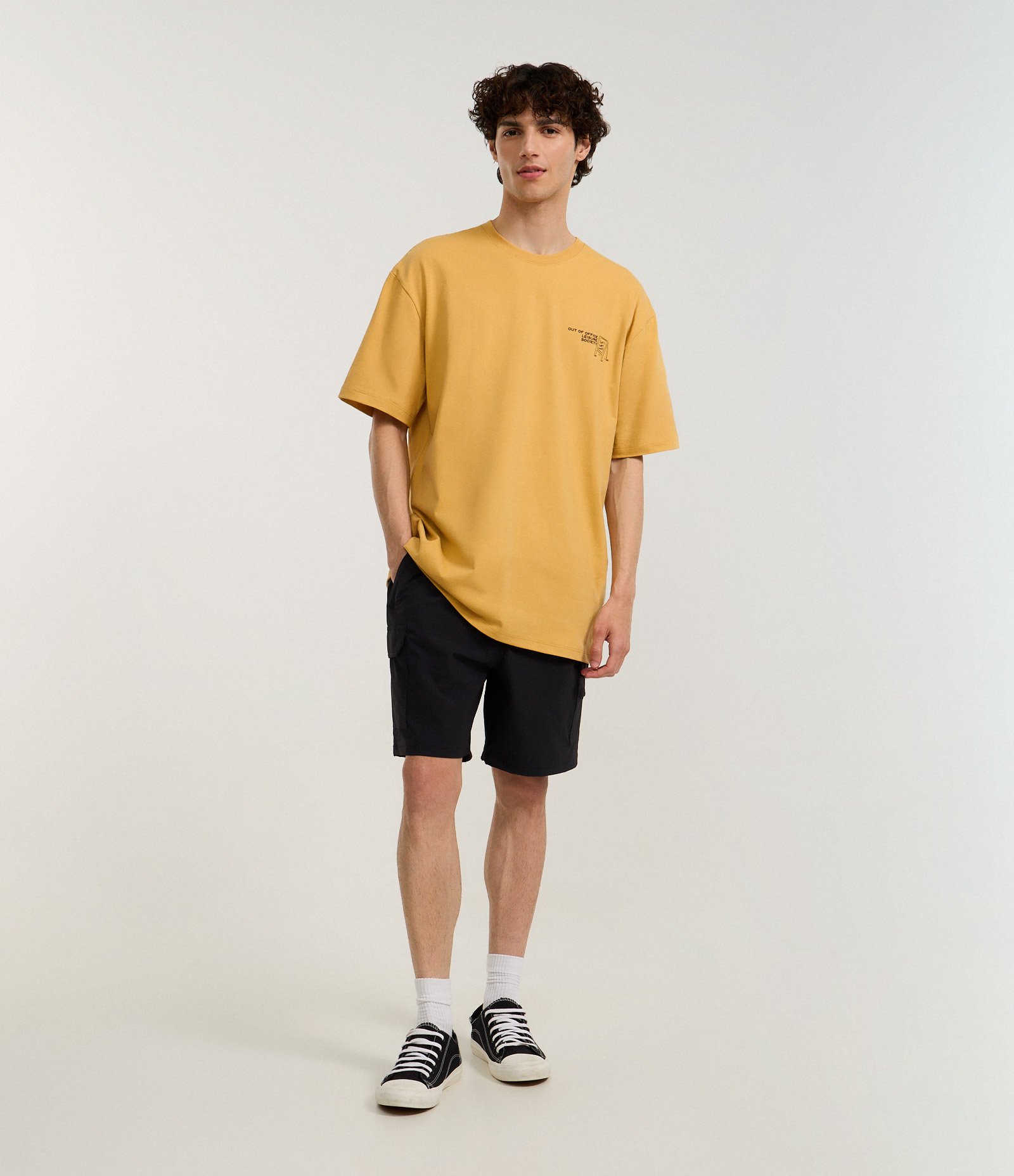 Camiseta Relaxed em Algodão com Estampa de Praia e Lettering Out Od Office Marrom 2