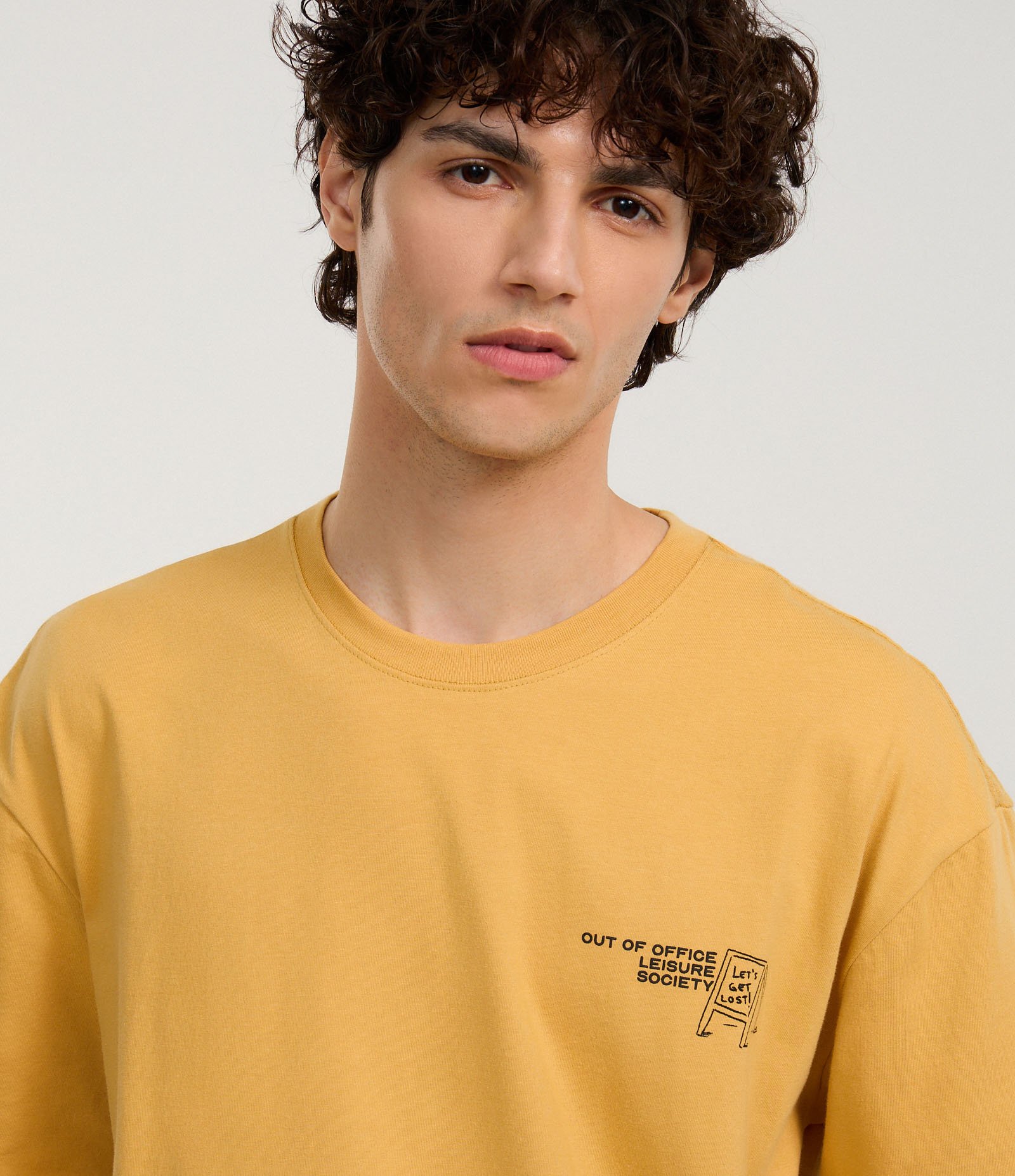 Camiseta Relaxed em Algodão com Estampa de Praia e Lettering Out Od Office Marrom 4