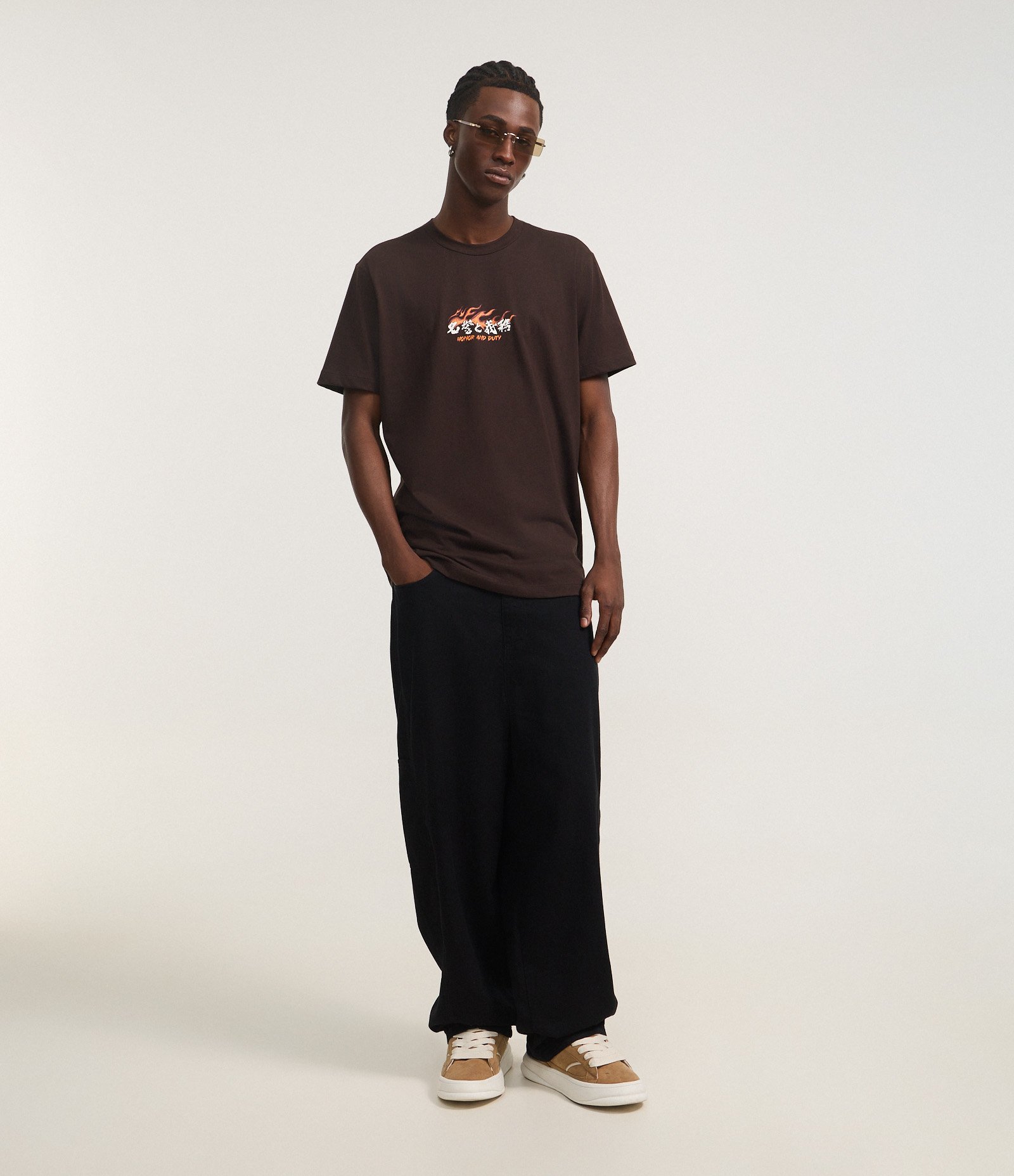 Camiseta em Algodão com Estampa Frente e Costas Honor and Duty Marrom 4