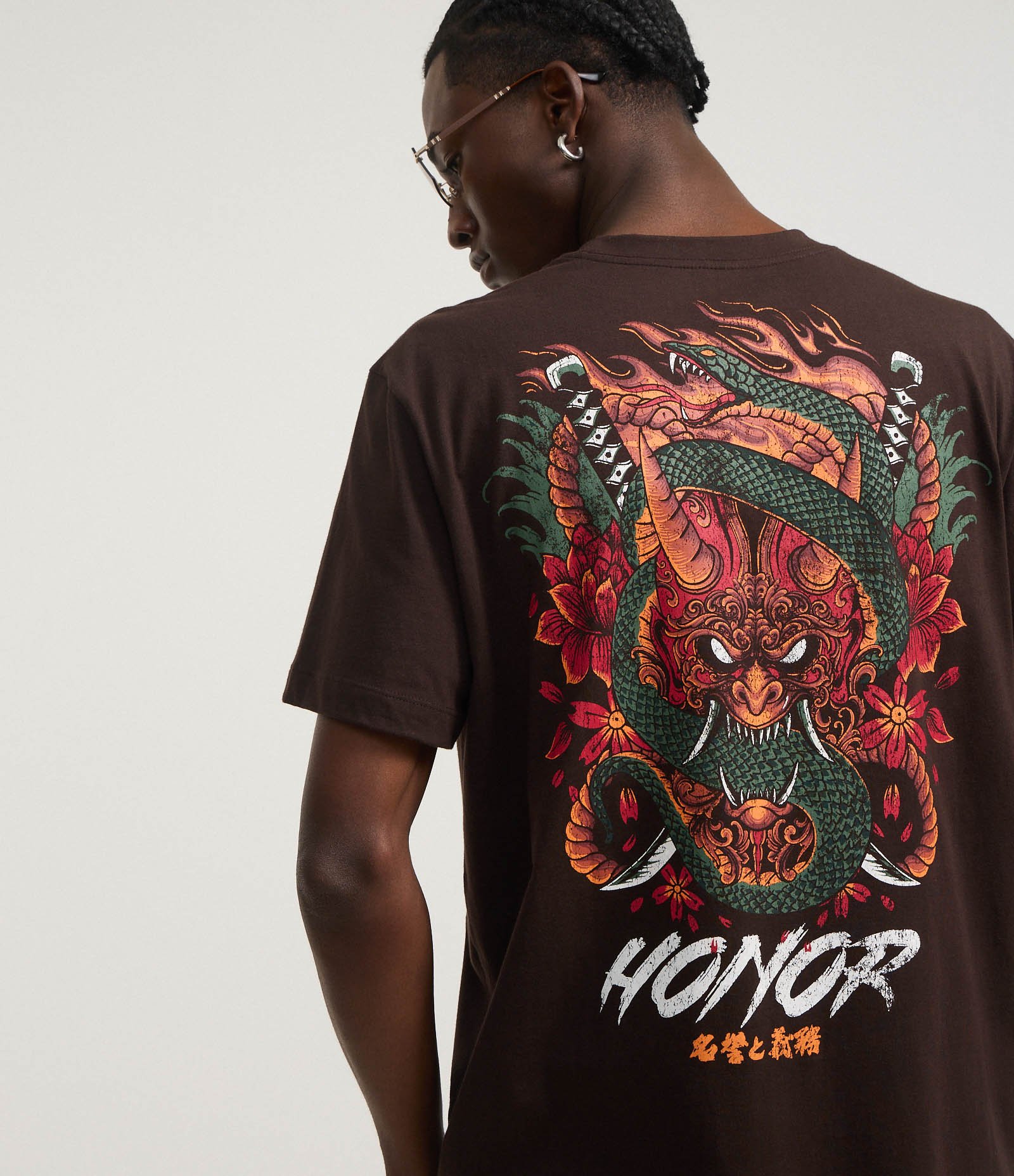 Camiseta em Algodão com Estampa Frente e Costas Honor and Duty Marrom 5