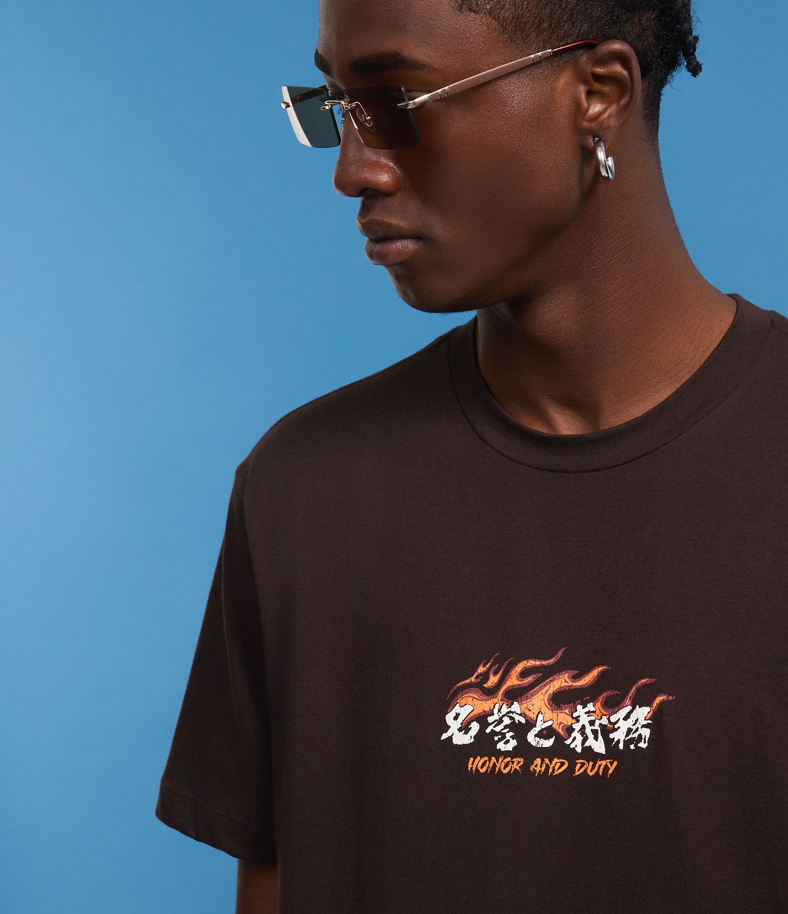 Camiseta em Algodão com Estampa Frente e Costas Honor and Duty Marrom 2