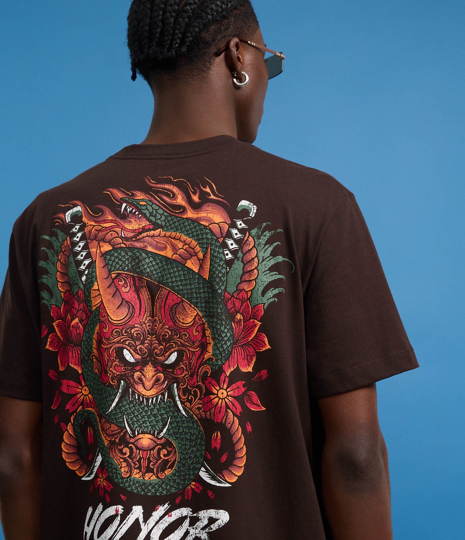 Camiseta em Algodão com Estampa Frente e Costas Honor and Duty Marrom 1