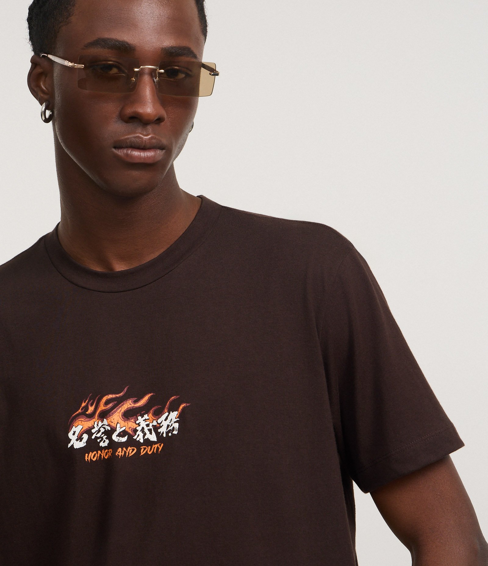 Camiseta em Algodão com Estampa Frente e Costas Honor and Duty Marrom 6