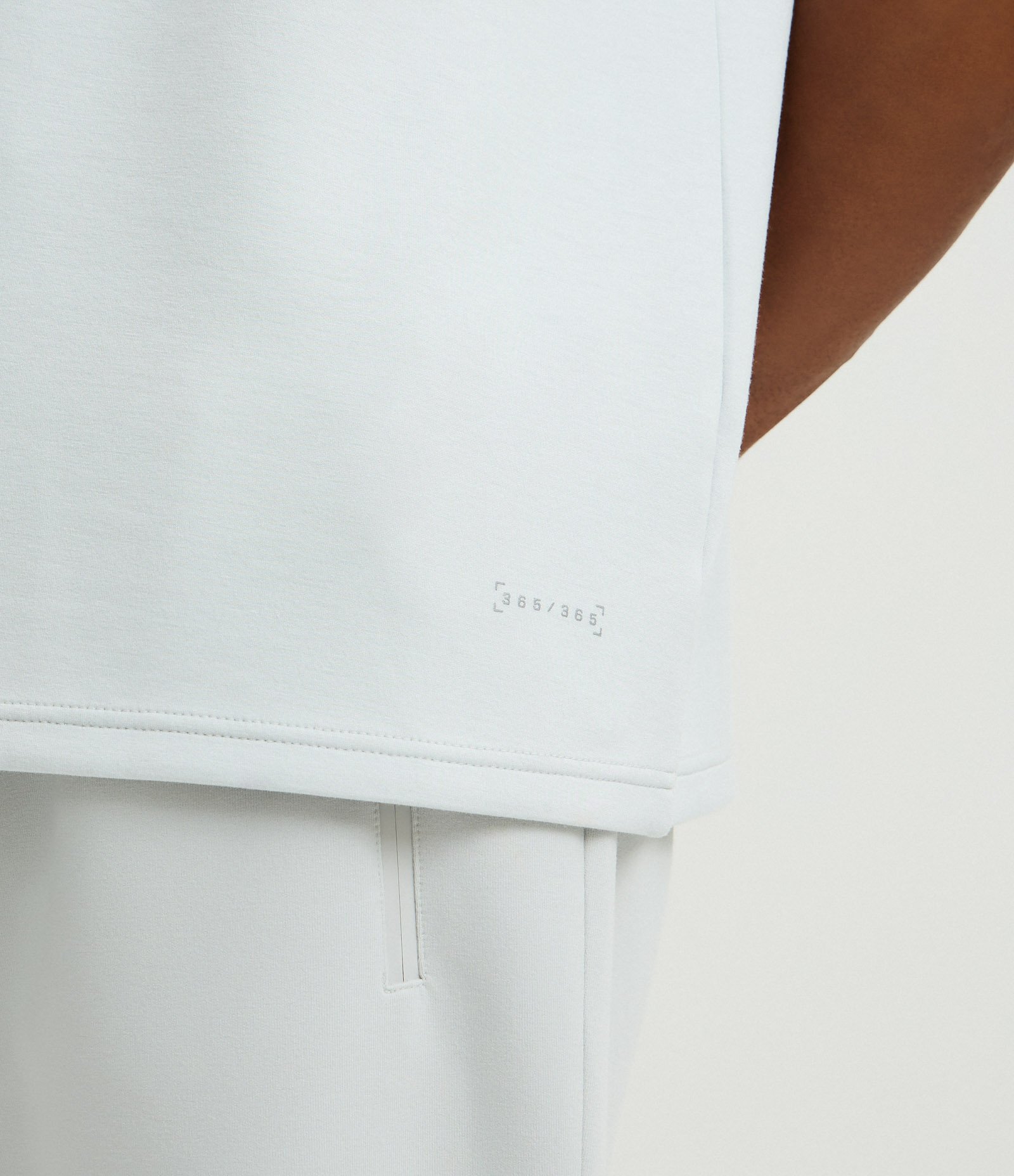 Camiseta Esportiva com Toque Macio com Modal e Estampa Localizada Branco Gelo 4