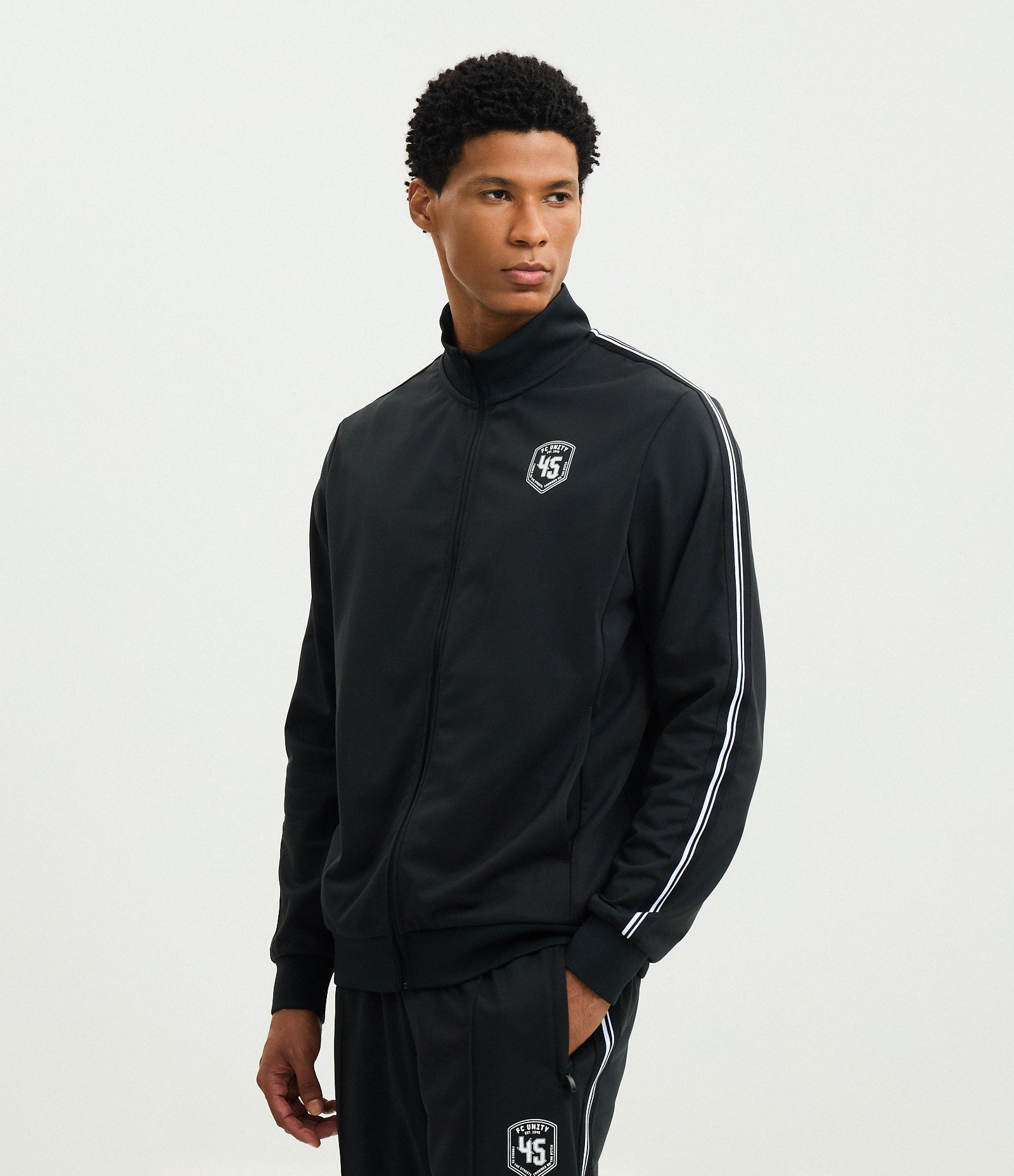 Casaco em Helanca Esportivo com Listras nos Ombros Preto 1