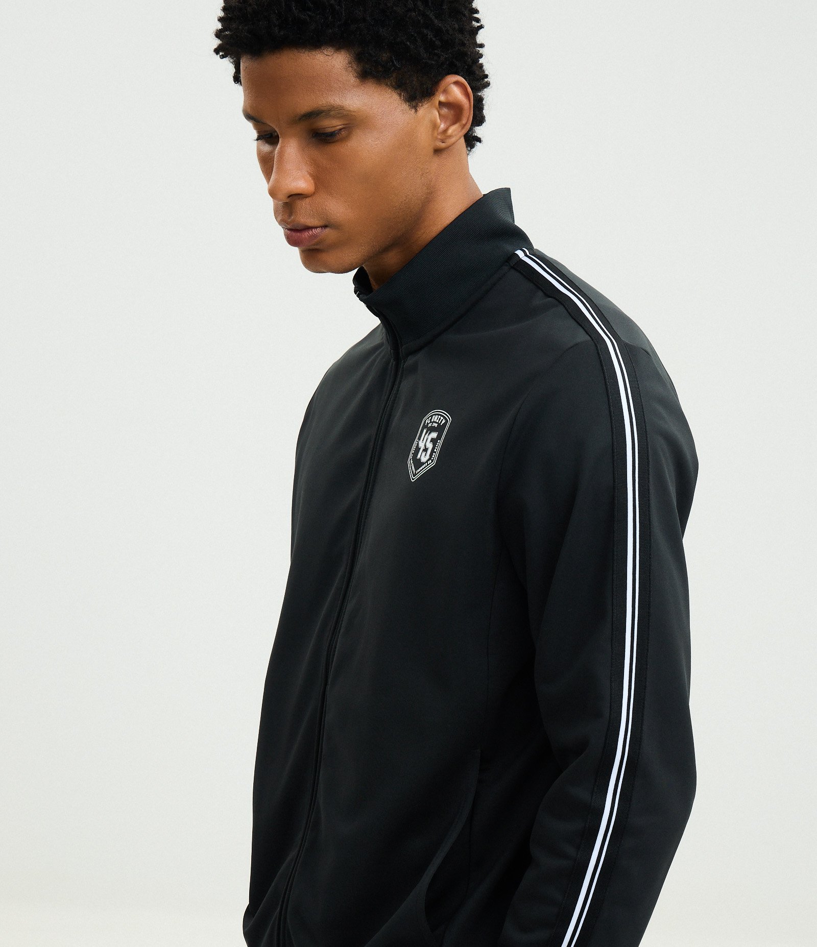 Casaco em Helanca Esportivo com Listras nos Ombros Preto 3