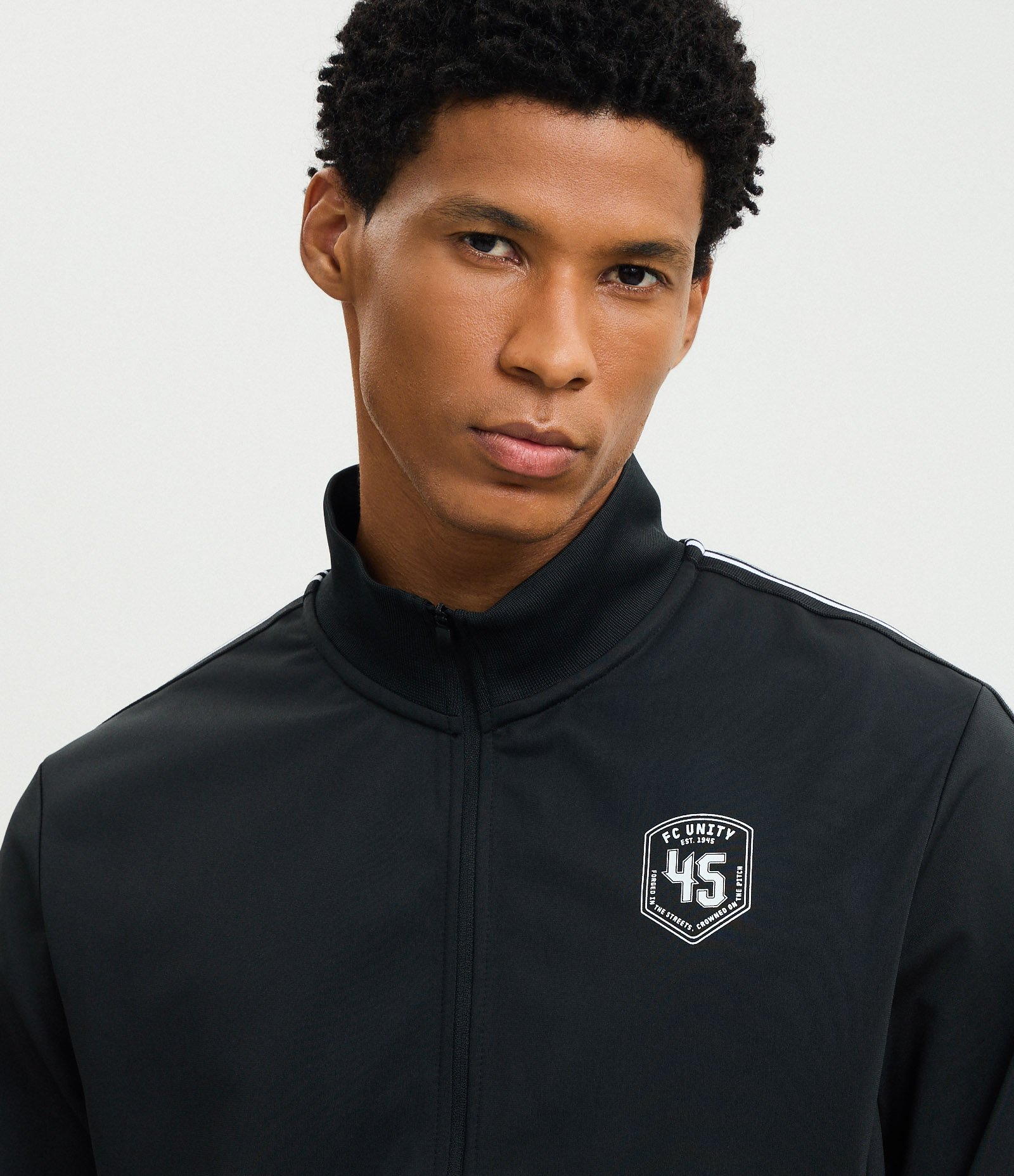 Casaco em Helanca Esportivo com Listras nos Ombros Preto 4