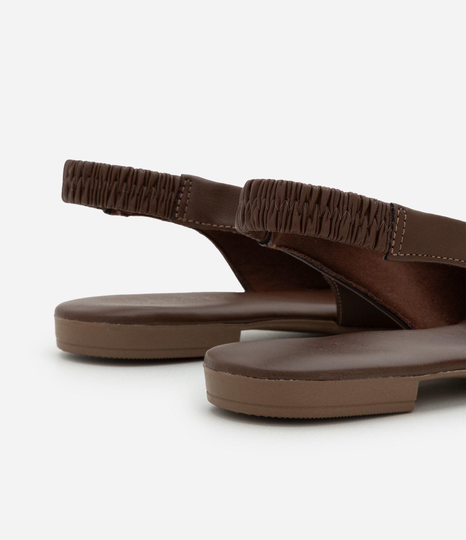 Sapatilha com Bico Fino e Tira com Elástico Marrom 4