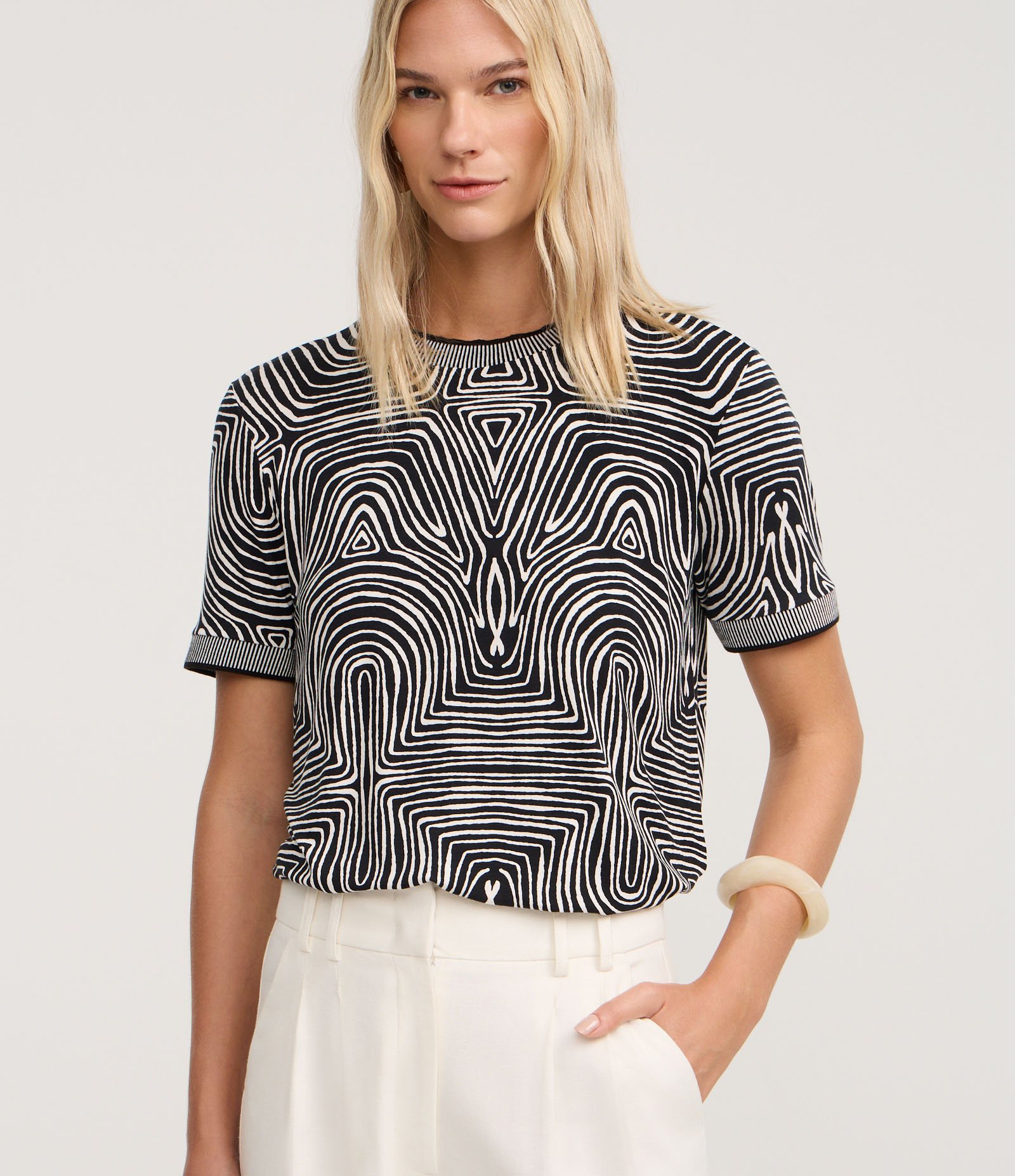 Blusa em Algodão com Gola de Tricô e Estampa Abstrata Preto/Branco 1