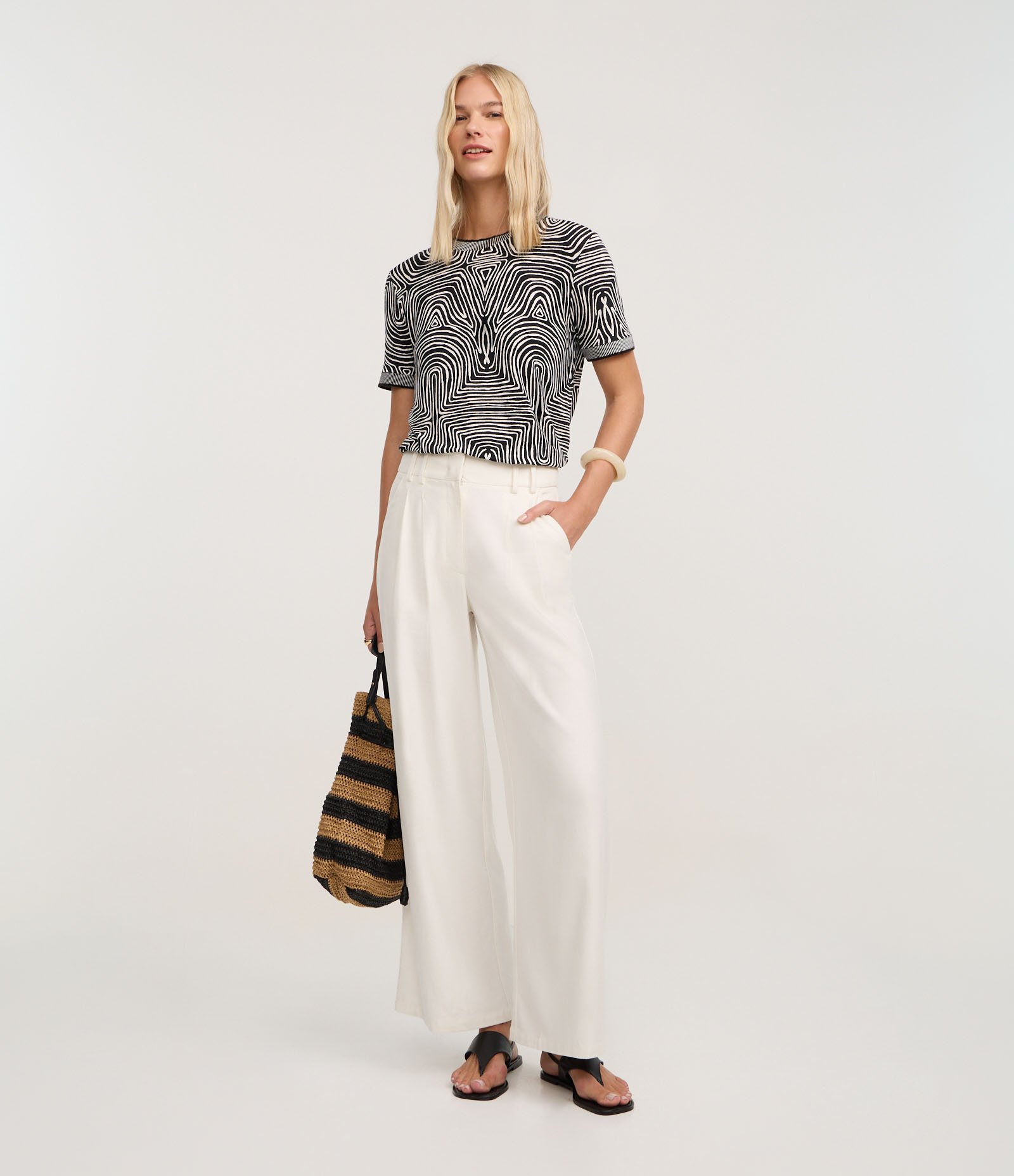 Blusa em Algodão com Gola de Tricô e Estampa Abstrata Preto/Branco 2