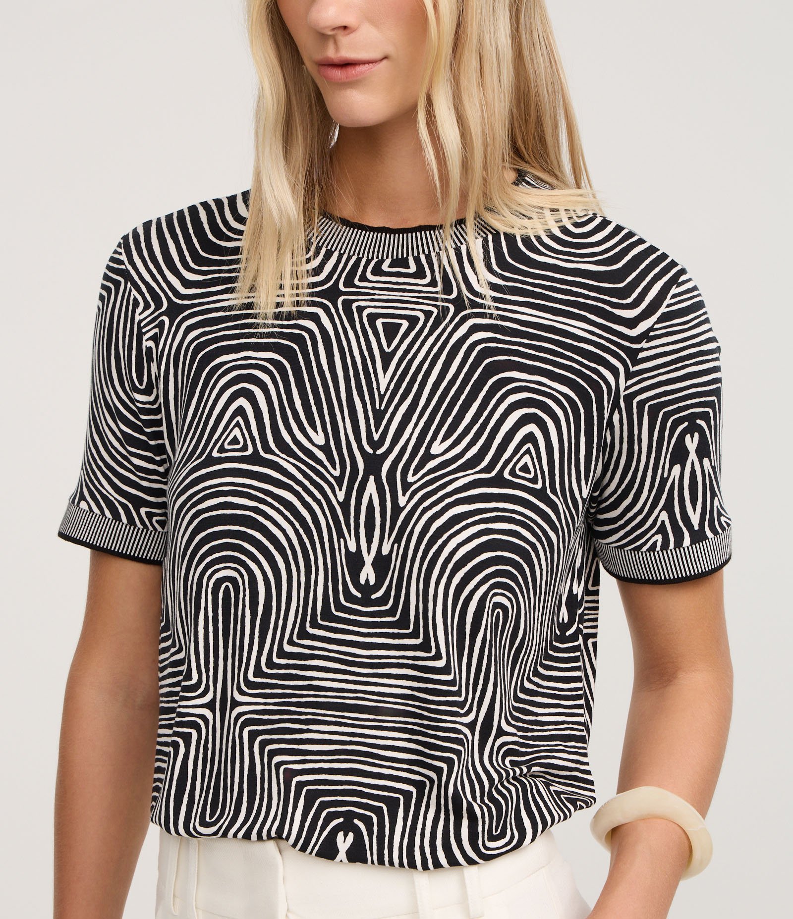 Blusa em Algodão com Gola de Tricô e Estampa Abstrata Preto/Branco 4