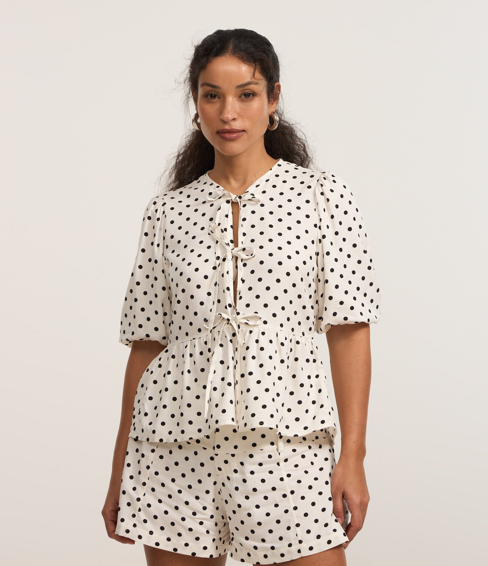 Camisa Peplum Alfaiatada com Manga Bufante e Estampa Poá Off White 1