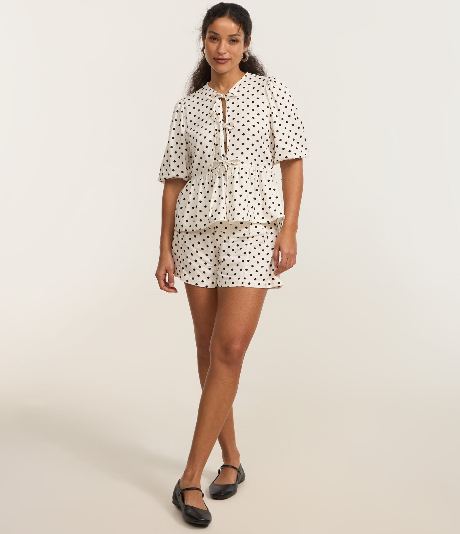 Camisa Peplum Alfaiatada com Manga Bufante e Estampa Poá Off White 2