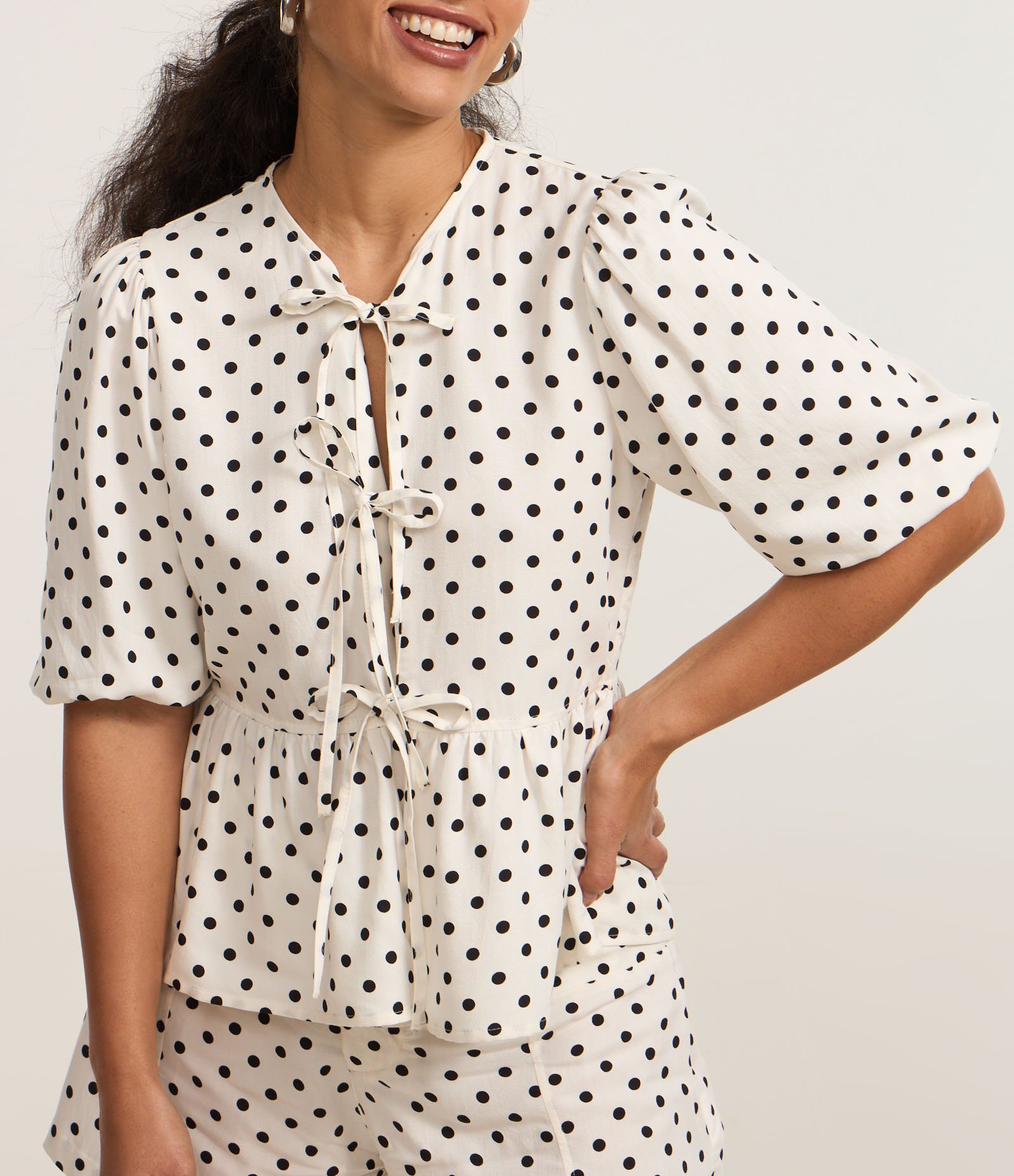 Camisa Peplum Alfaiatada com Manga Bufante e Estampa Poá Off White 3