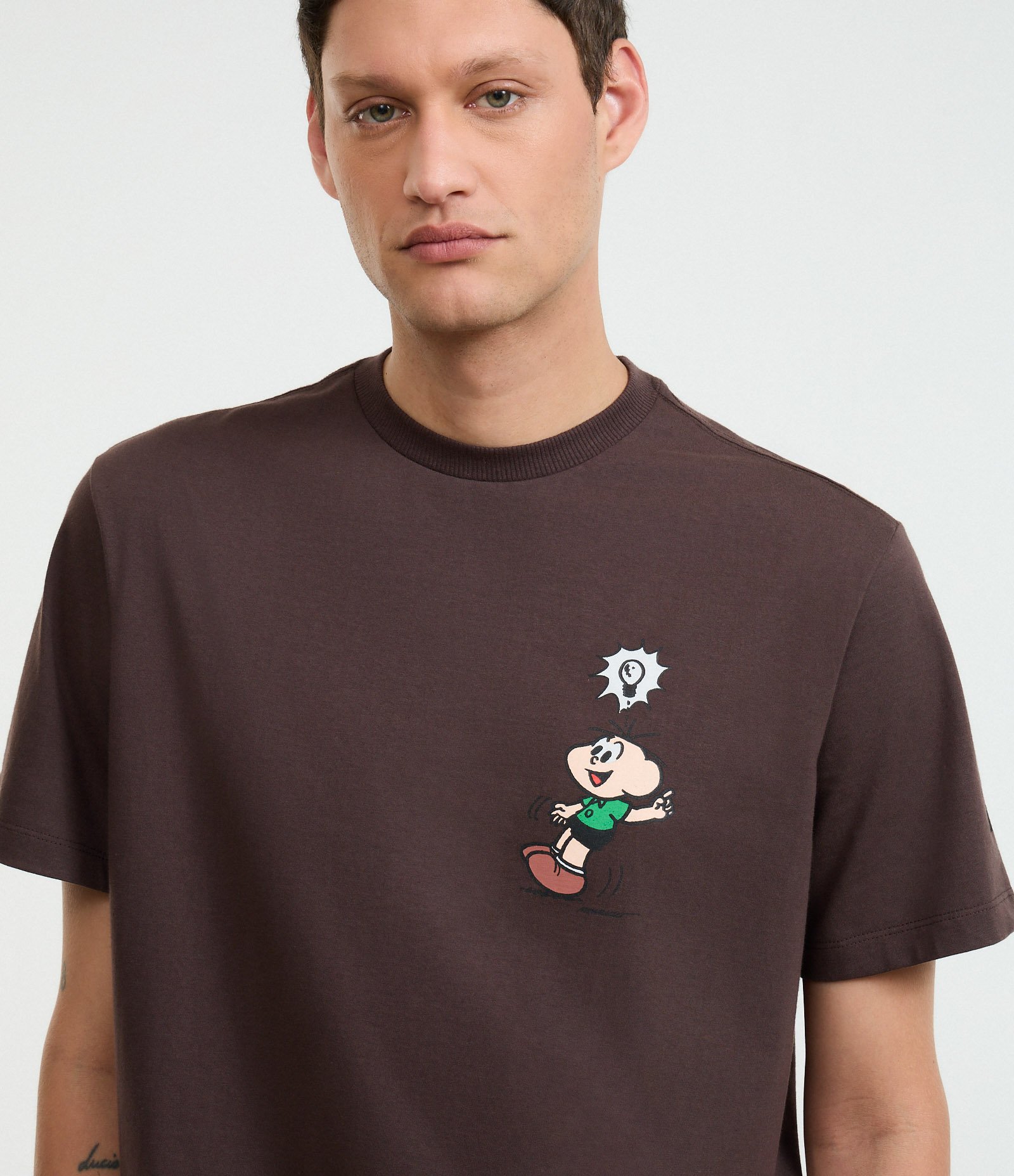 Camiseta Regular em Algodão com Estampa Plojetos Secletos Cebolinha Marrom 4