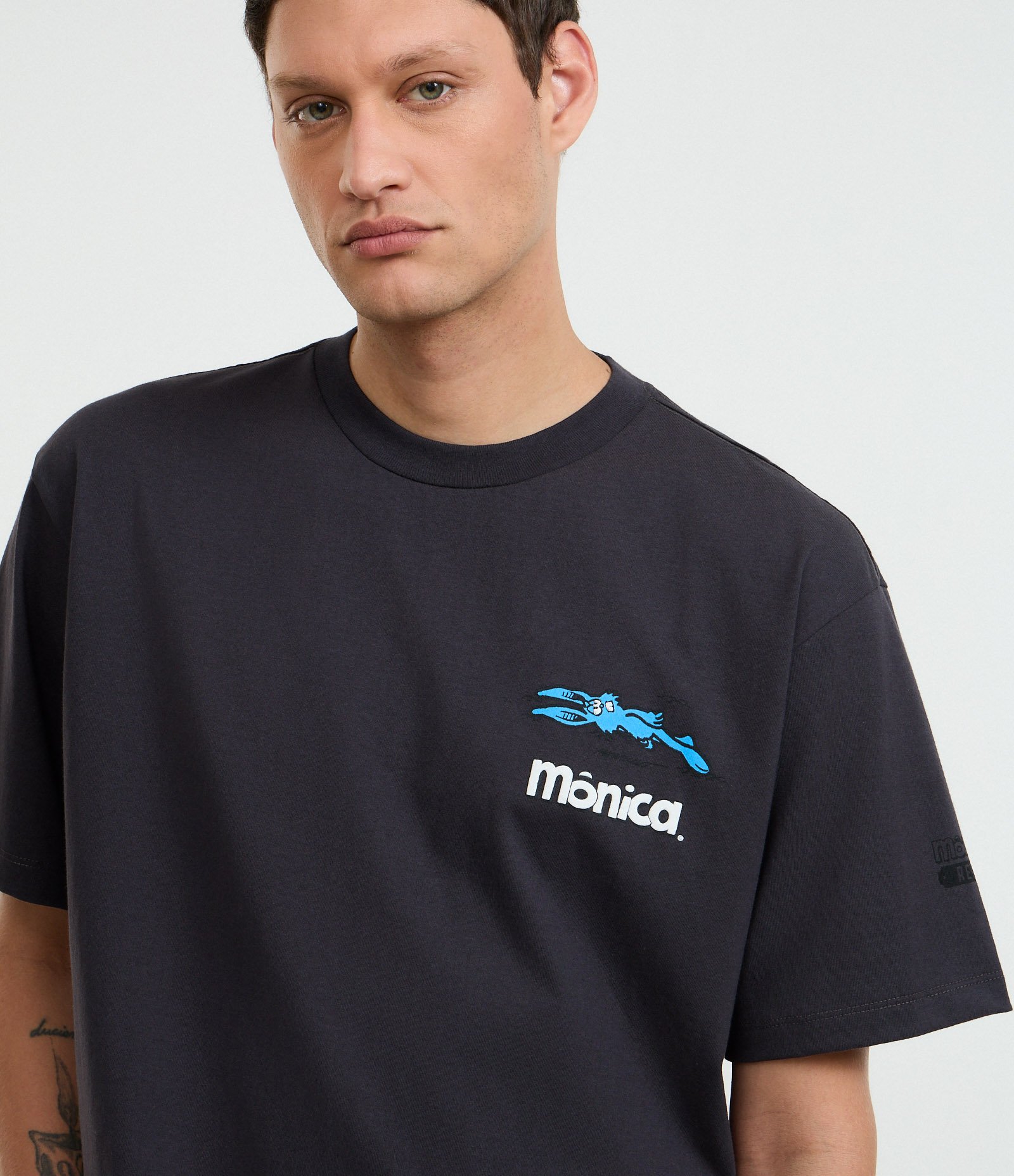 Camiseta Boxy em Algodão com Estampa Mônica e Sansão Preto 4