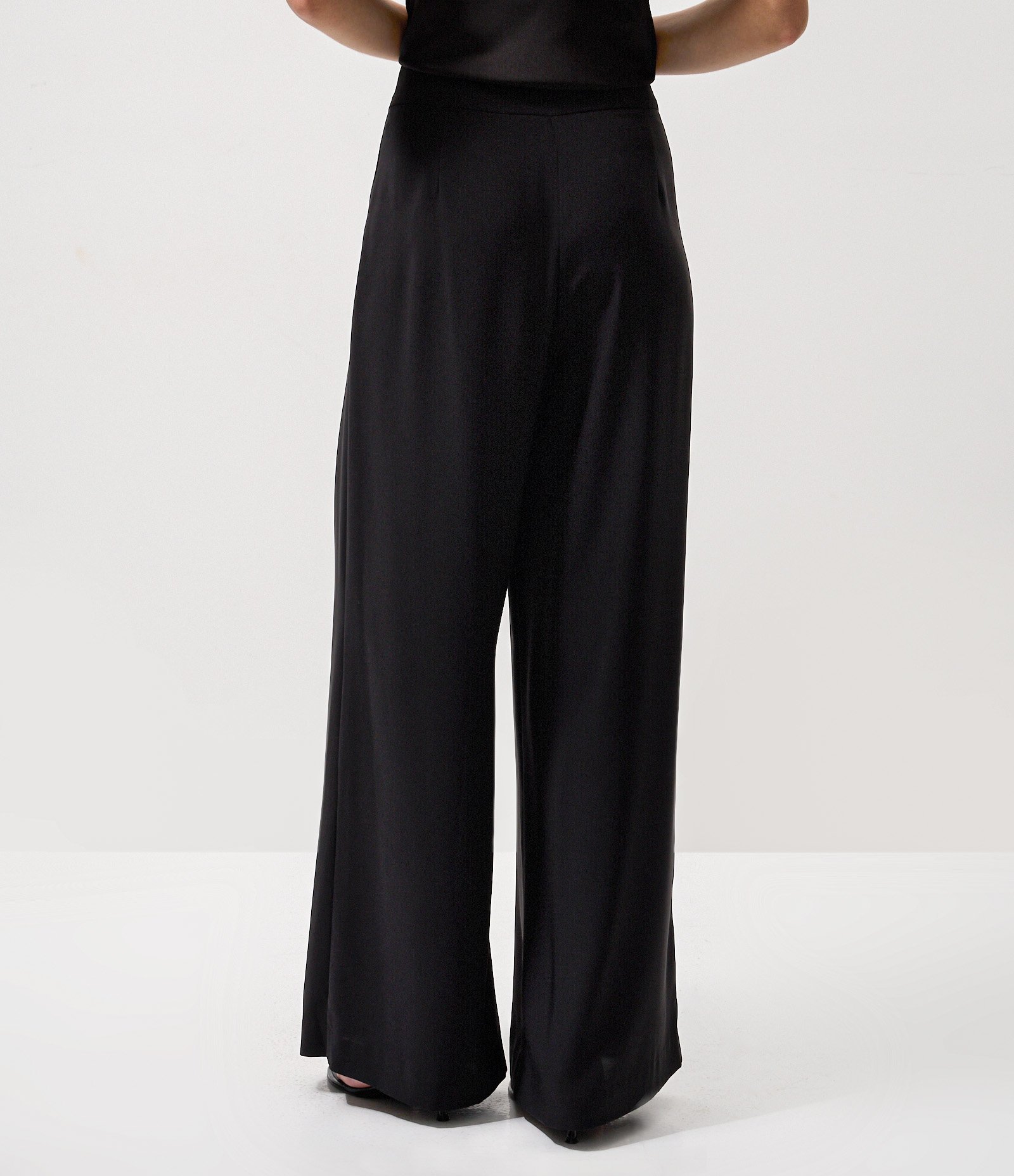 Calça Pantalona Alfaiatada com Cós e Pregas Preto 4