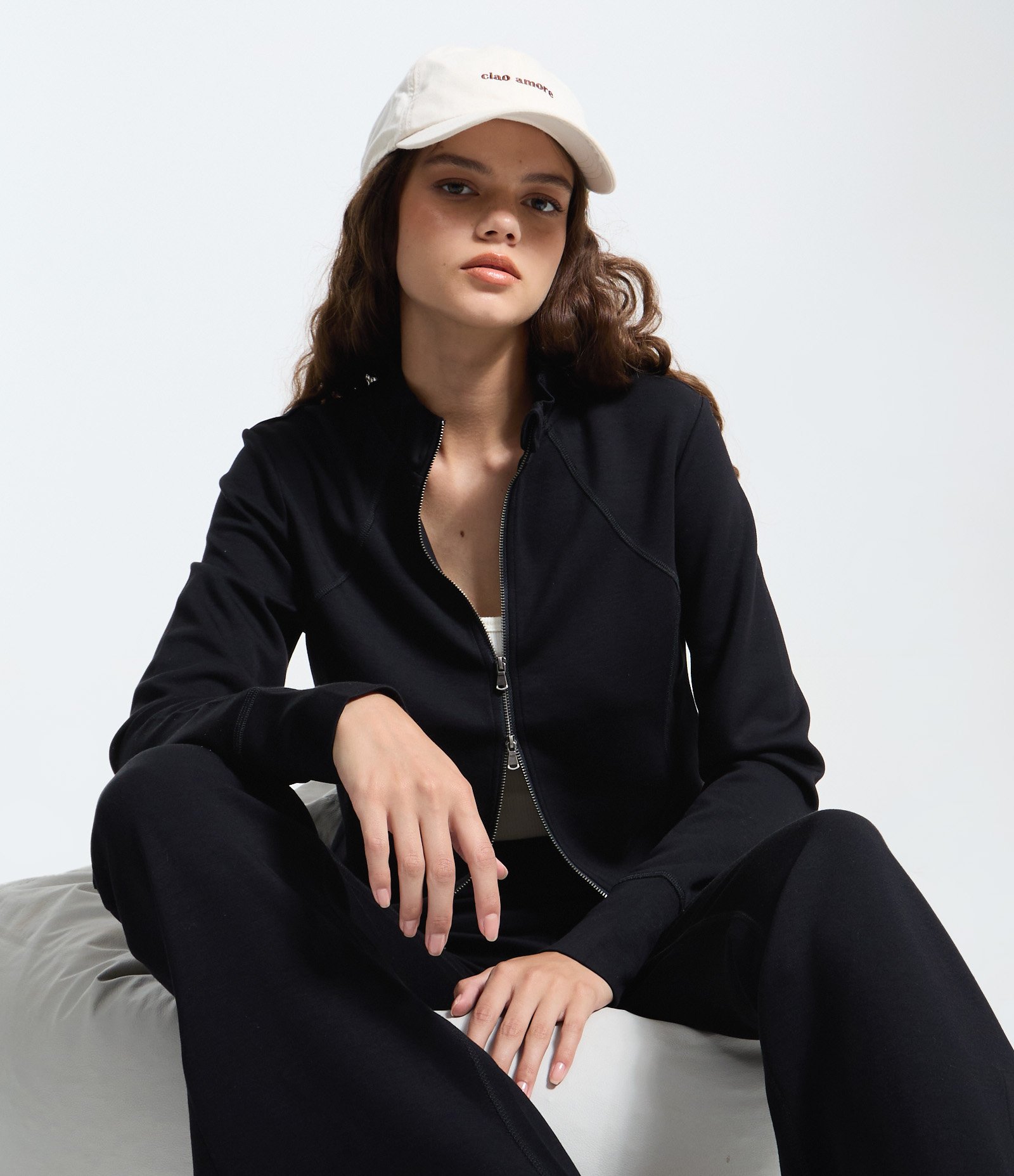 Casaco em Modal com Recortes e Fechamento por Zíper Preto 1