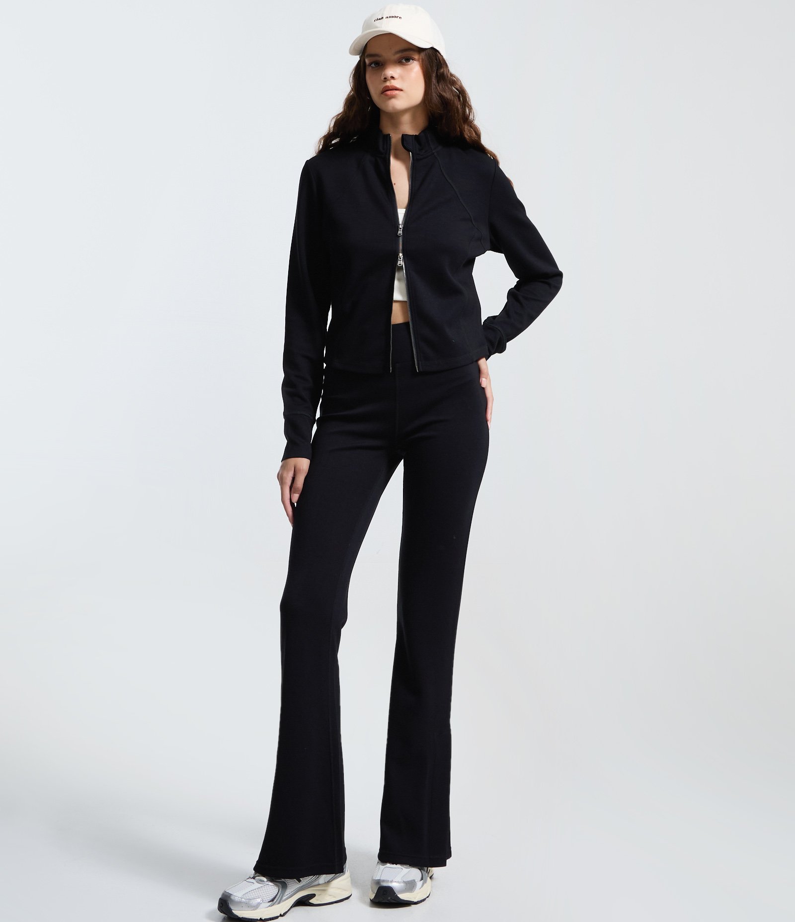 Casaco em Modal com Recortes e Fechamento por Zíper Preto 2